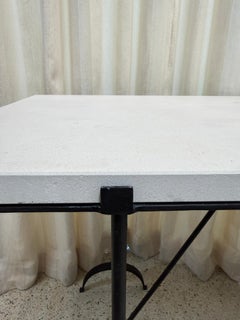 Bureau/table architecturale avec base en fer et plateau en pierre calcaire