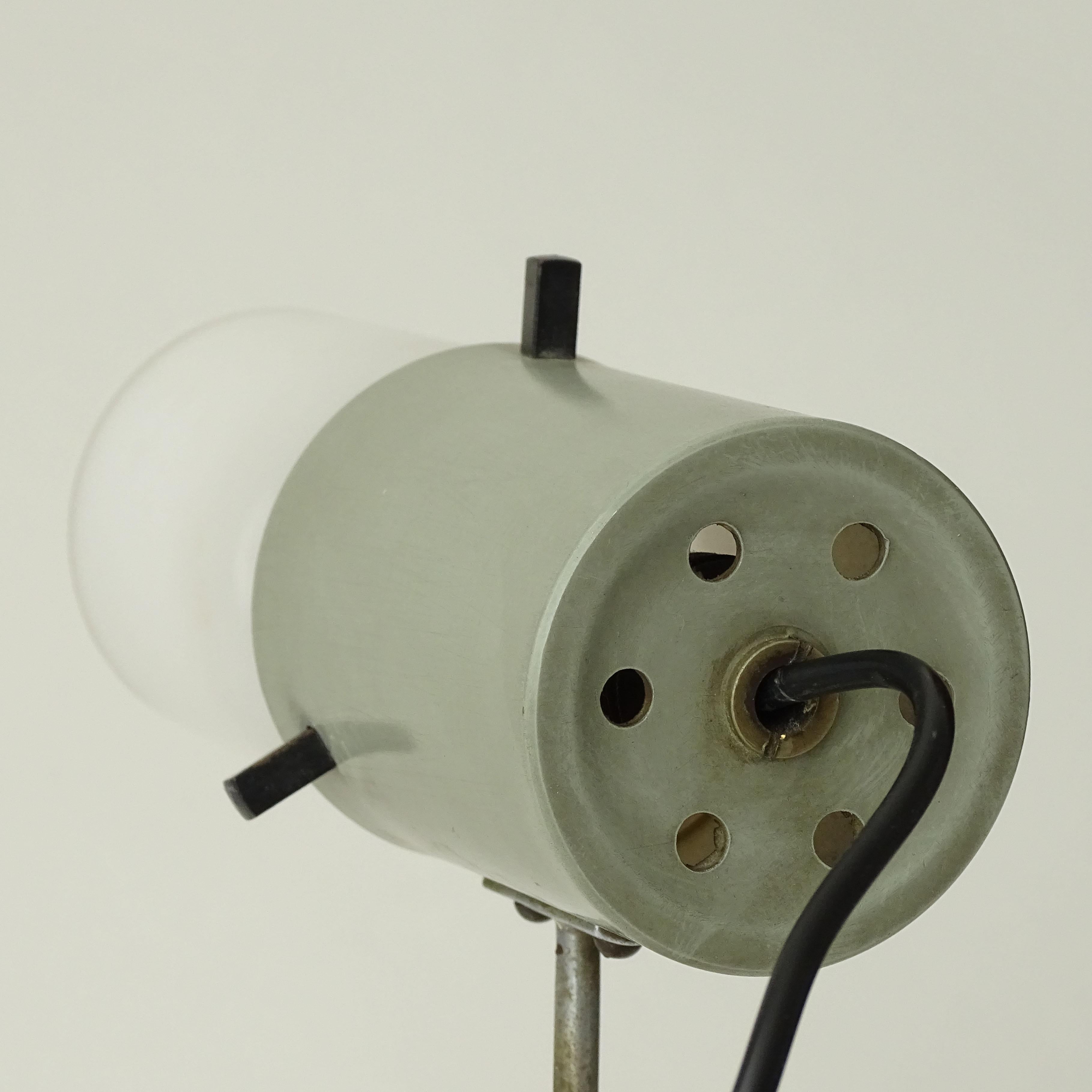 Architektonische italienische verstellbare Wandleuchte aus grauem Metall und Plexiglas aus den 1950er Jahren im Angebot 1