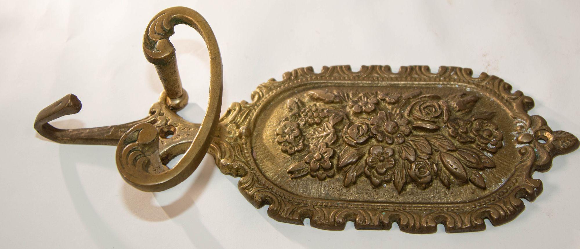 Architectural Italian Cast Brass Floral Wall Hook Decor Made in Italy In Good Condition In North Hollywood, CA