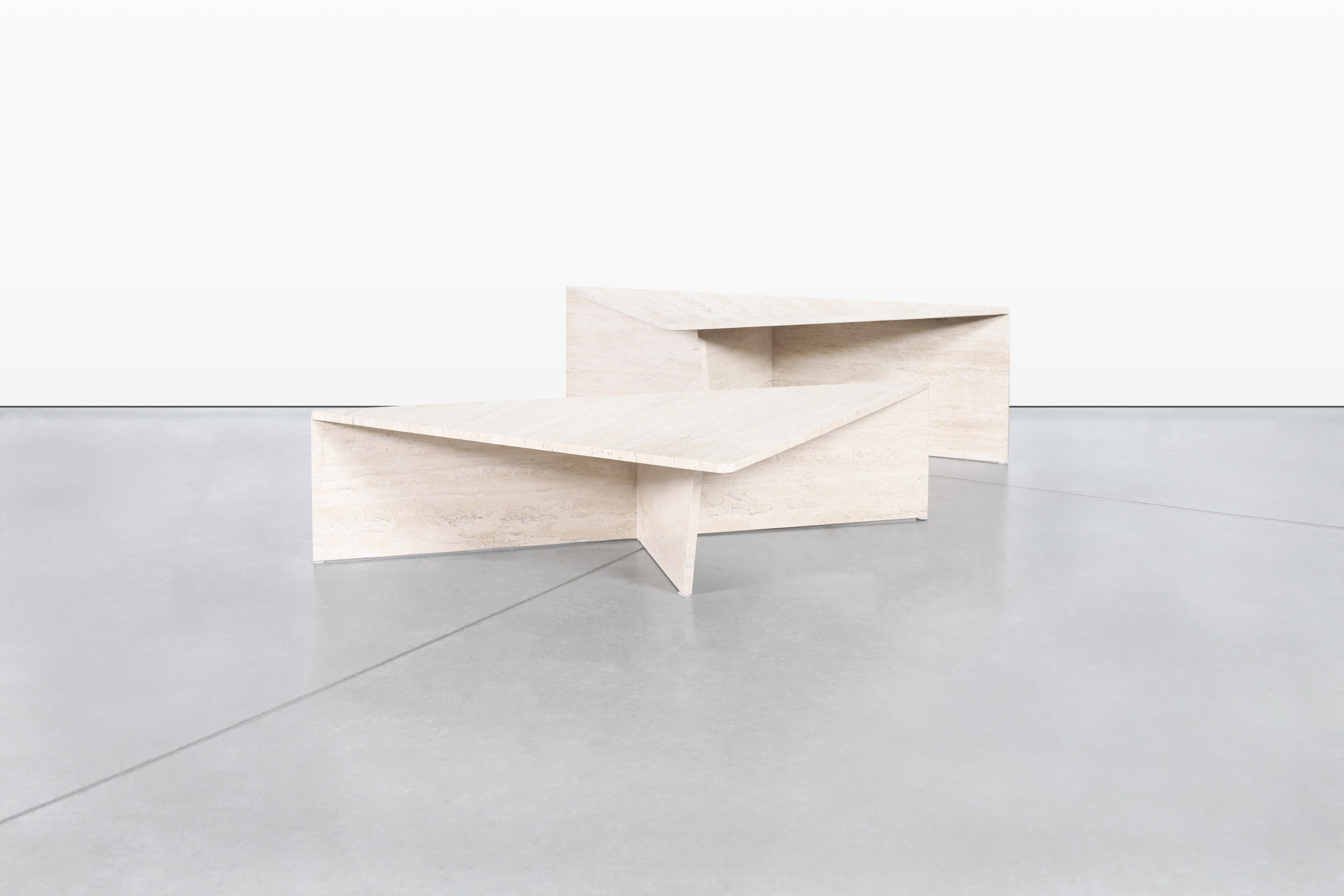 Architektonischer italienischer zweiteiliger Couchtisch aus Travertin von Up & Up im Angebot 4