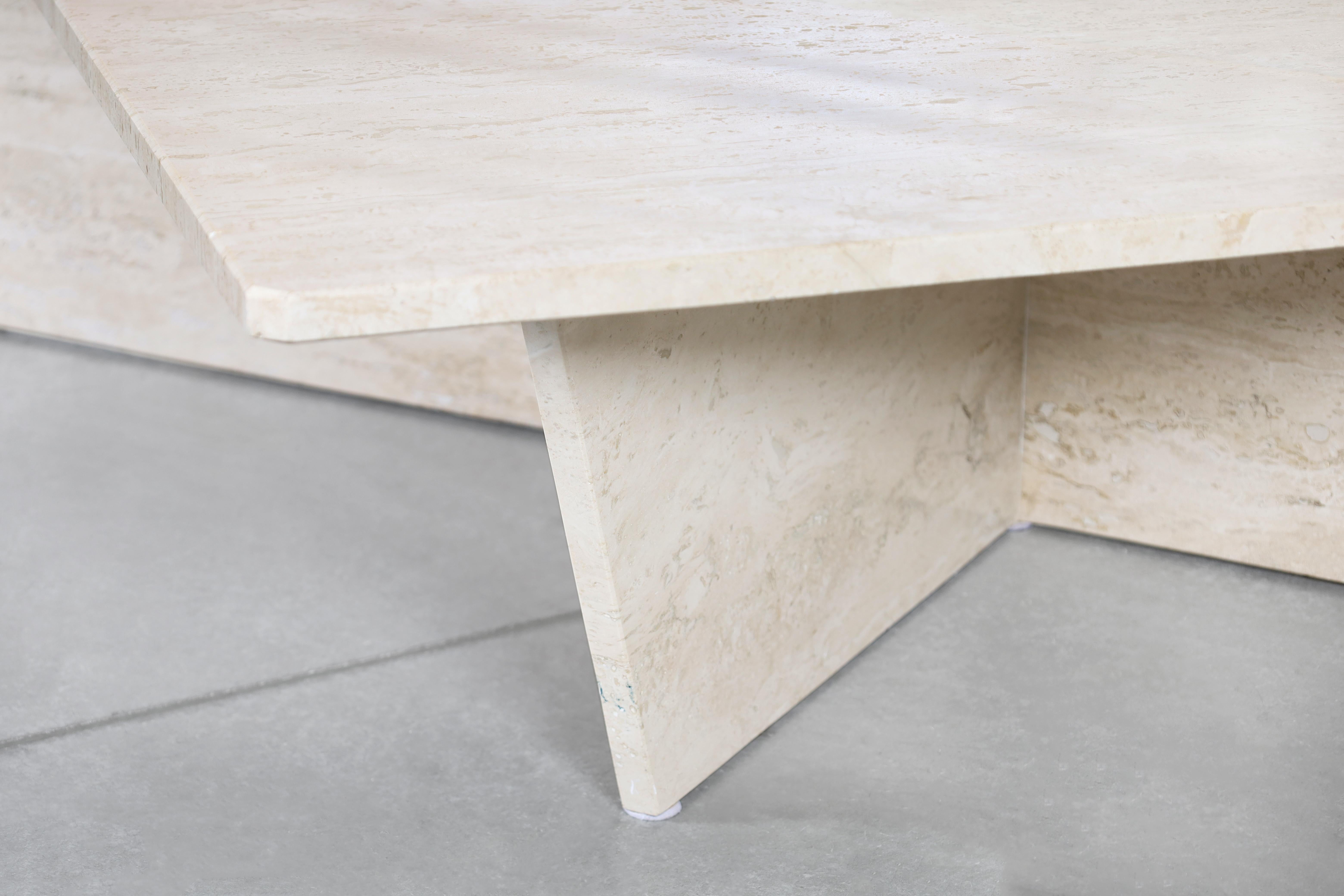 Architektonischer italienischer zweiteiliger Couchtisch aus Travertin von Up & Up im Angebot 5