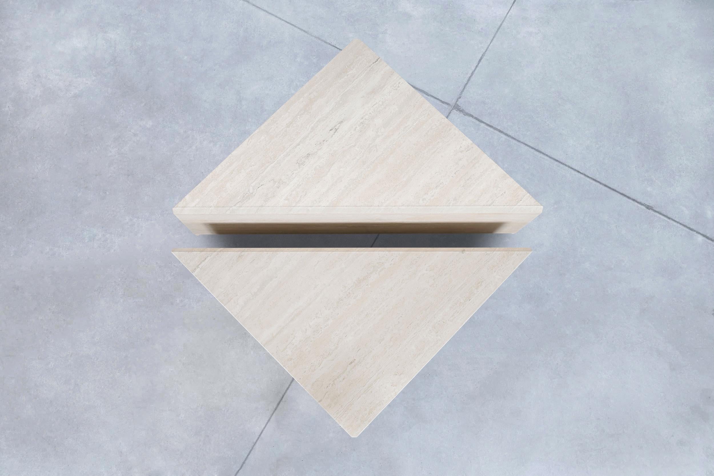 Architektonischer italienischer zweiteiliger Couchtisch aus Travertin von Up & Up im Angebot 6