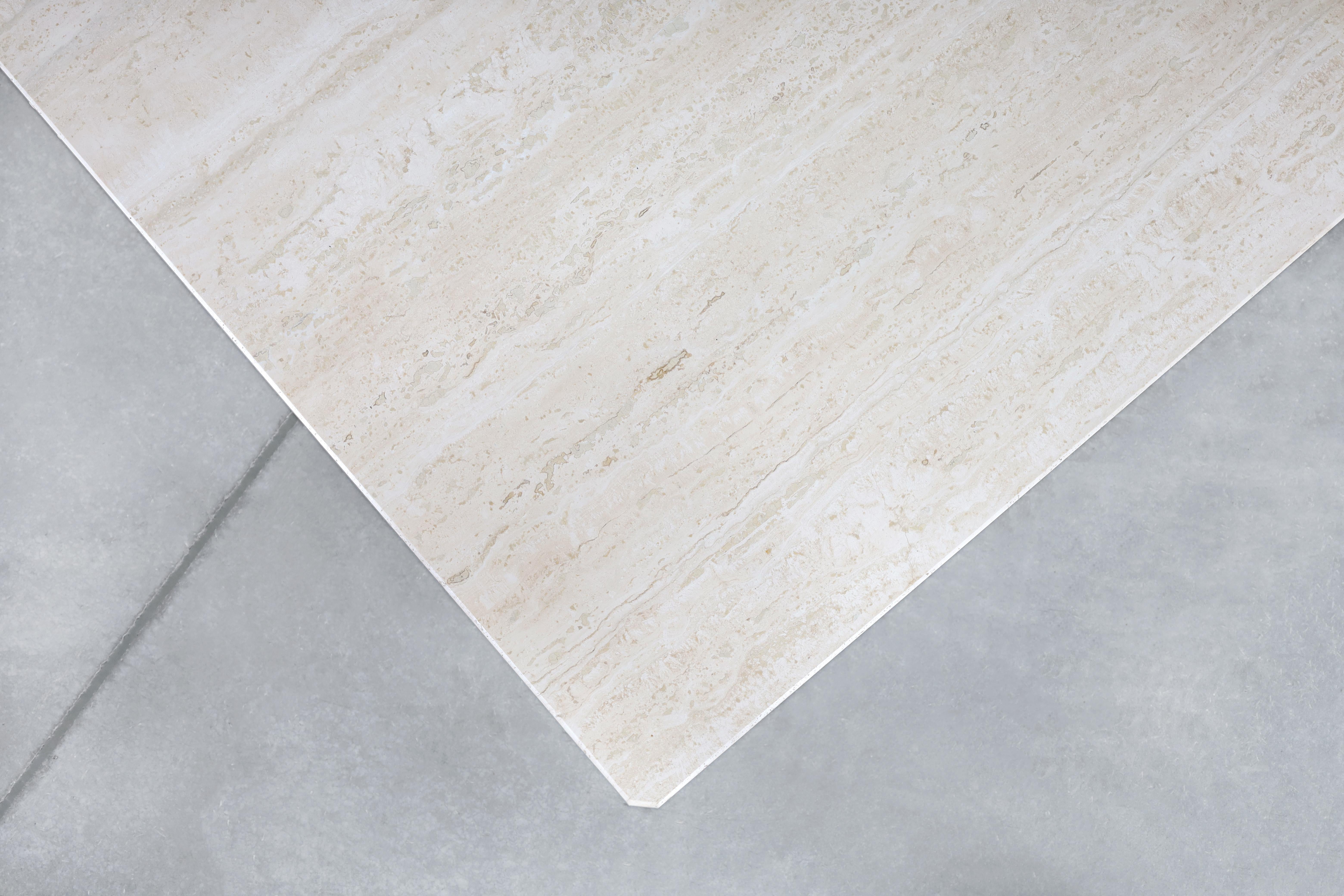 Architektonischer italienischer zweiteiliger Couchtisch aus Travertin von Up & Up im Angebot 7
