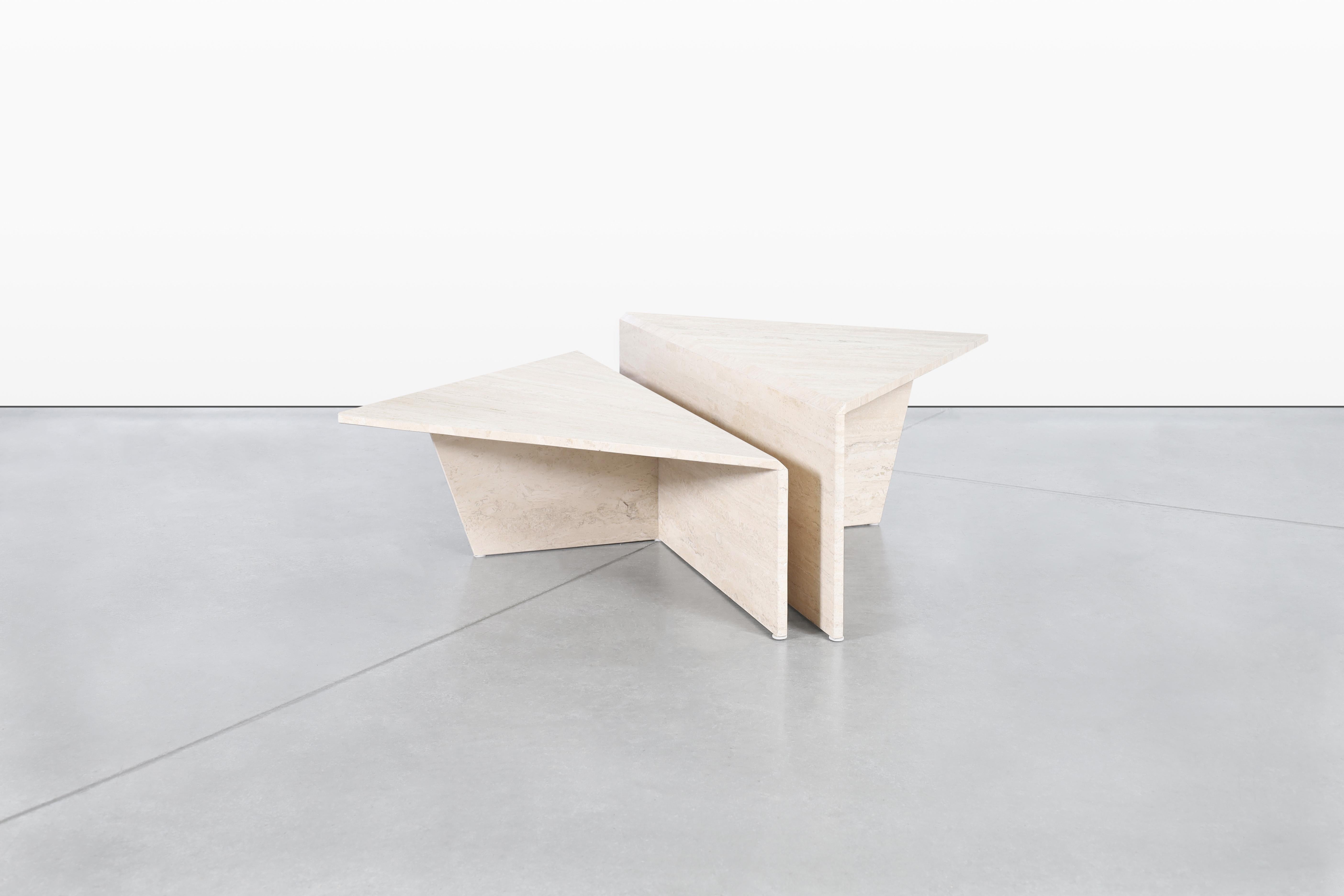 Wir präsentieren einen beeindruckenden architektonischen italienischen Couchtisch, der in den 1970er Jahren von Up&Up hergestellt wurde. Dieses einzigartige Möbelstück besteht aus zwei großen Tischen, die durch ihre architektonische Ästhetik