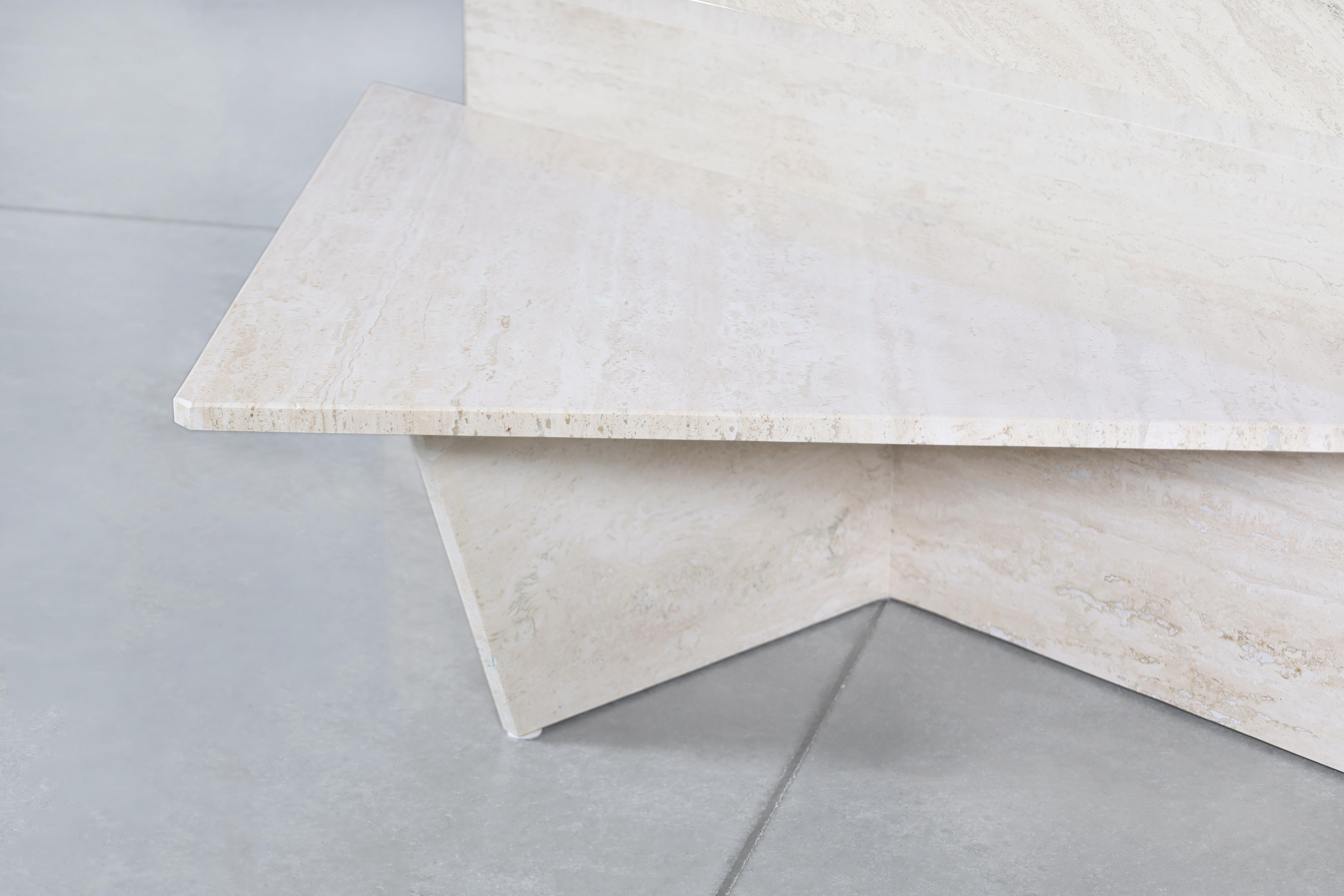 Architektonischer italienischer zweiteiliger Couchtisch aus Travertin von Up & Up (Moderne der Mitte des Jahrhunderts) im Angebot