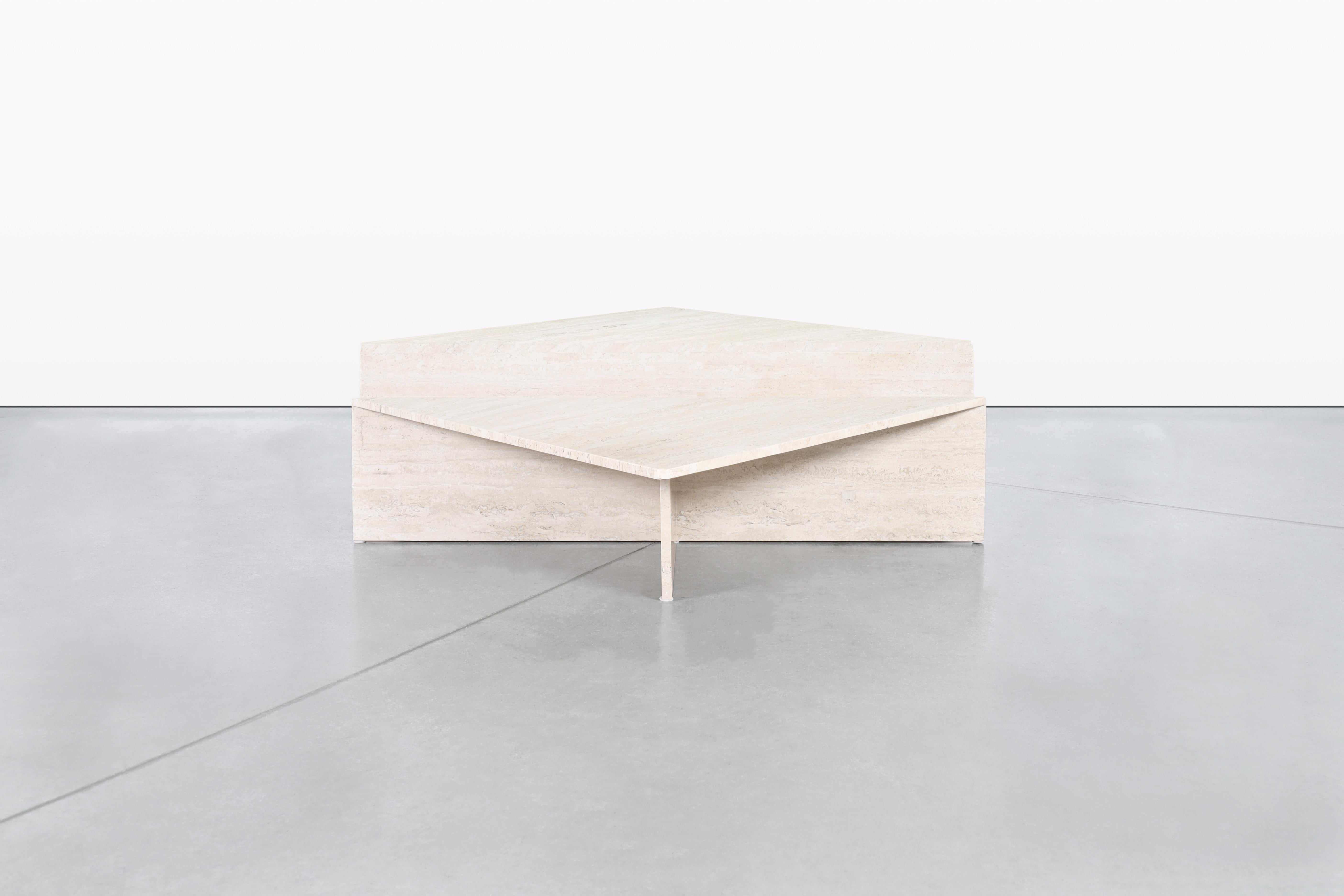 Architektonischer italienischer zweiteiliger Couchtisch aus Travertin von Up & Up (Italienisch) im Angebot