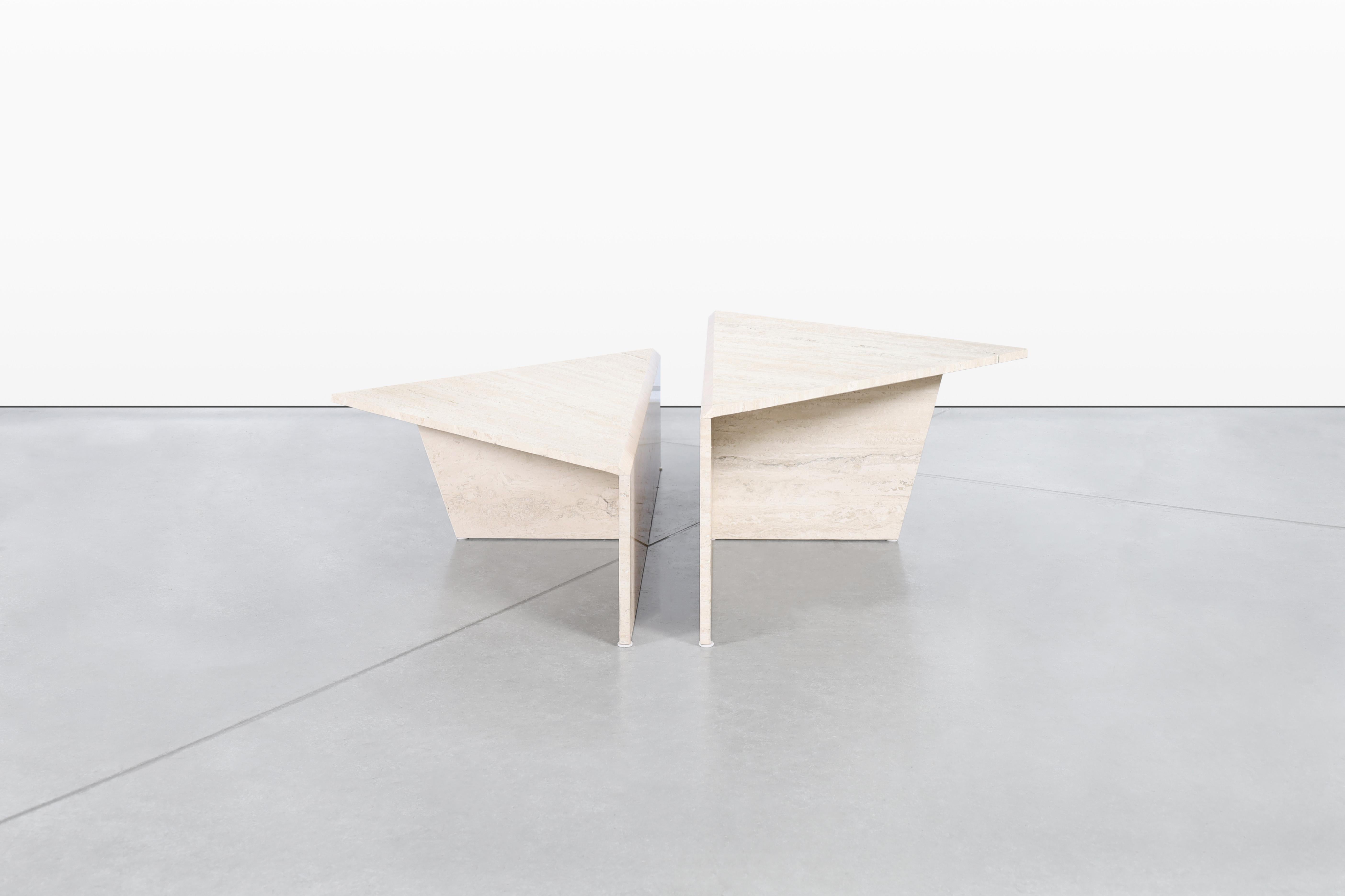 Architektonischer italienischer zweiteiliger Couchtisch aus Travertin von Up & Up (Ende des 20. Jahrhunderts) im Angebot