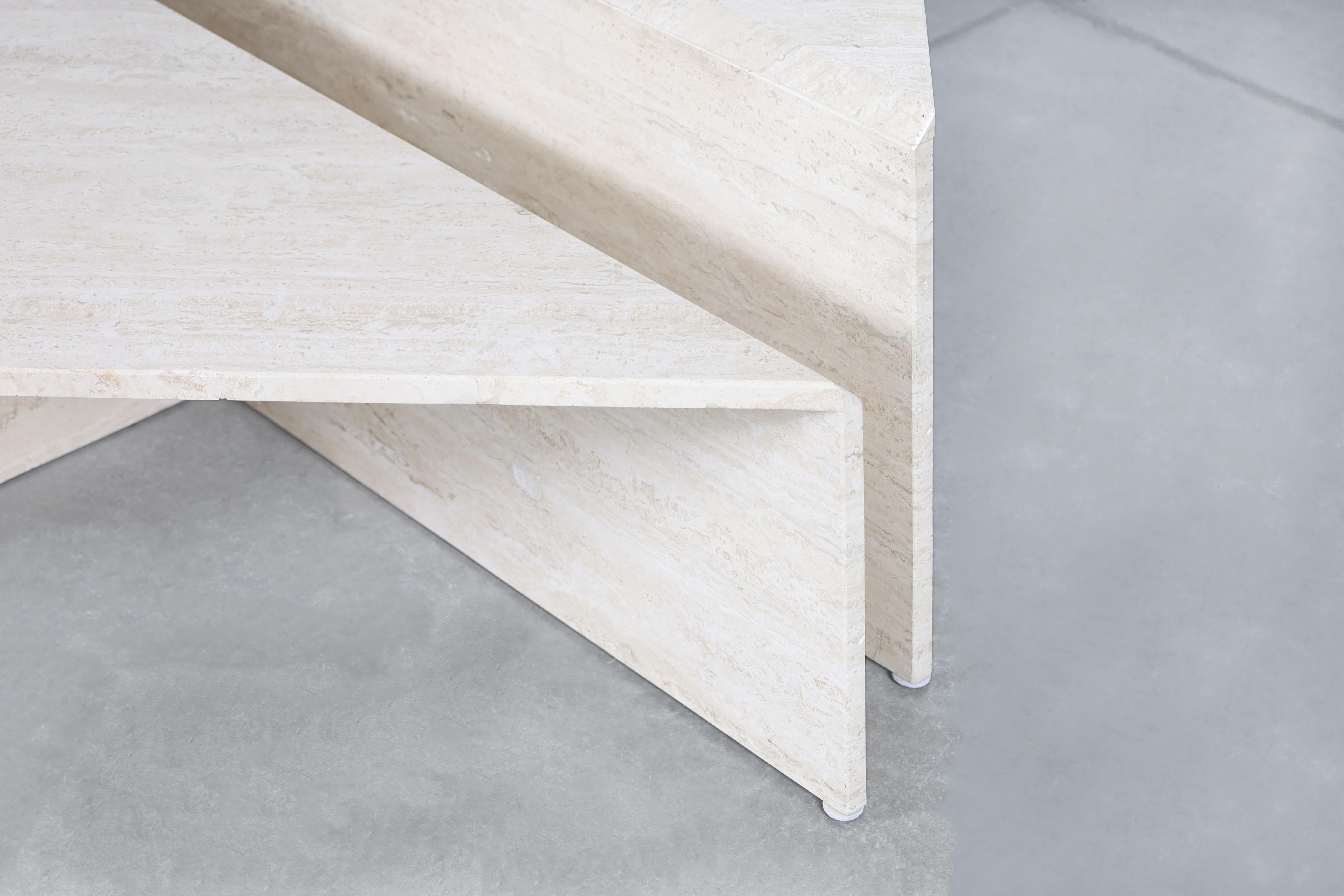 Architektonischer italienischer zweiteiliger Couchtisch aus Travertin von Up & Up im Angebot 1