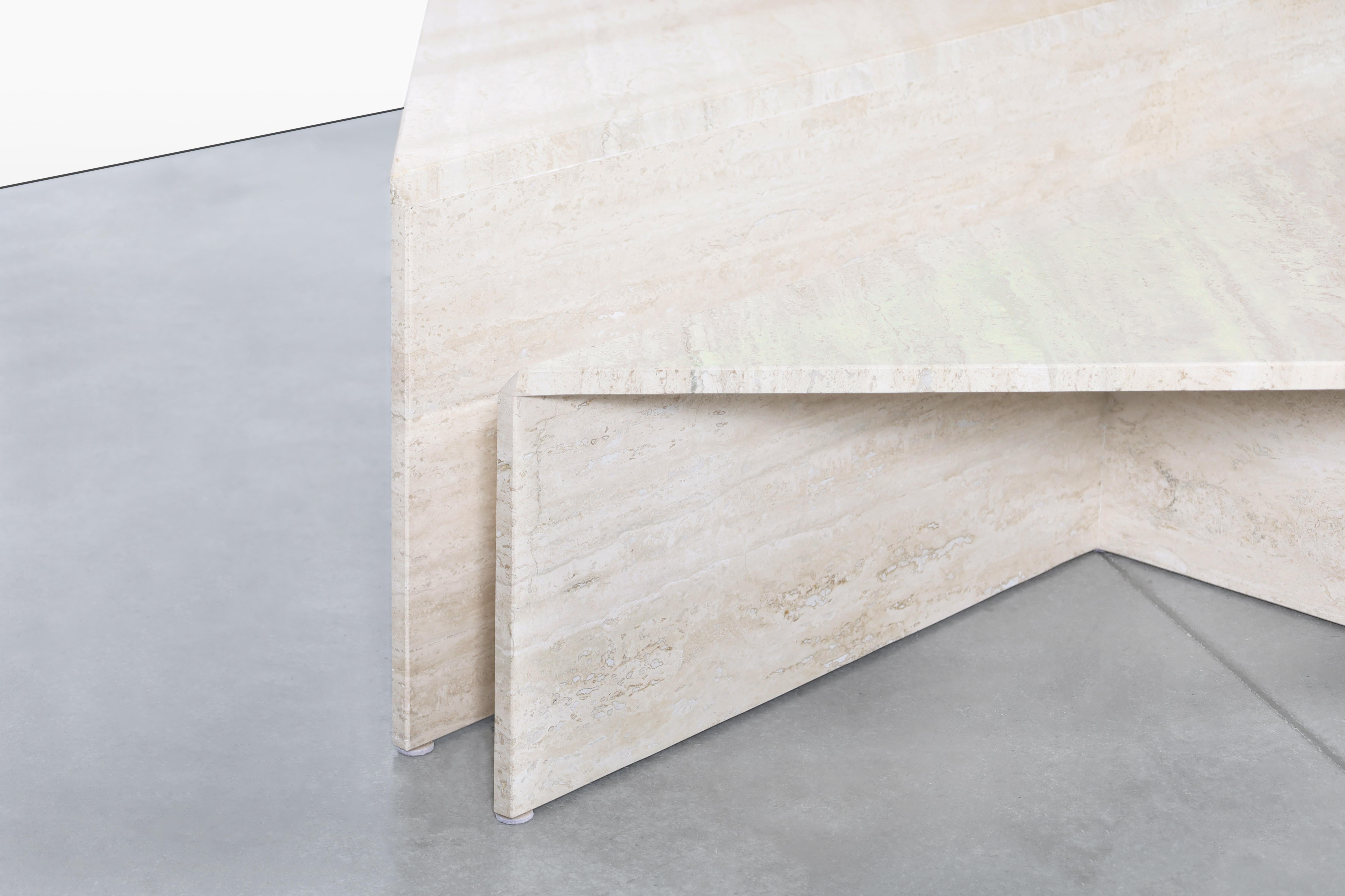 Architektonischer italienischer zweiteiliger Couchtisch aus Travertin von Up & Up im Angebot 3