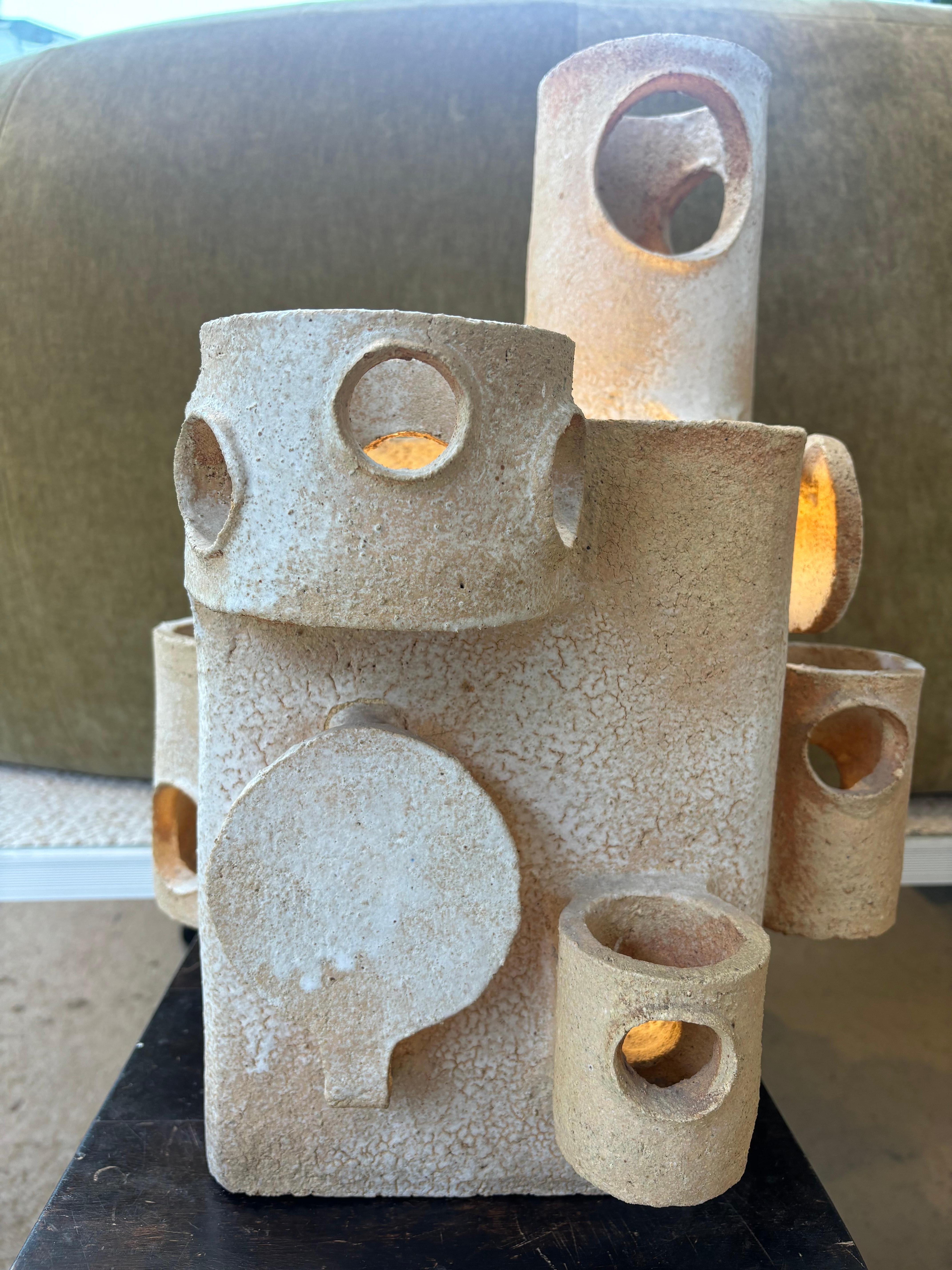Sublime lampe architecturée par l'atelier Palegre vers 1970. 
