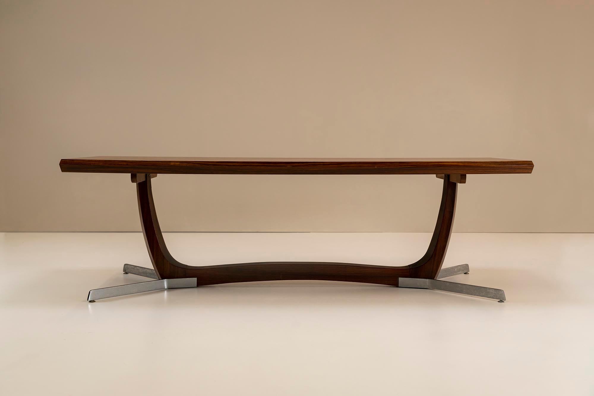 Grande table basse architecturale avec une base de forme organique en placage de bois de rose et métal des années 1960. Une vue très impressionnante lorsque vous entrez dans une pièce et que vous posez les yeux sur cette table basse architecturale.