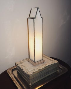 Tischlampe in Form eines Obelisken aus architektonischem Bleiglas