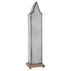 Tischlampe in Form eines Obelisken aus architektonischem Bleiglas