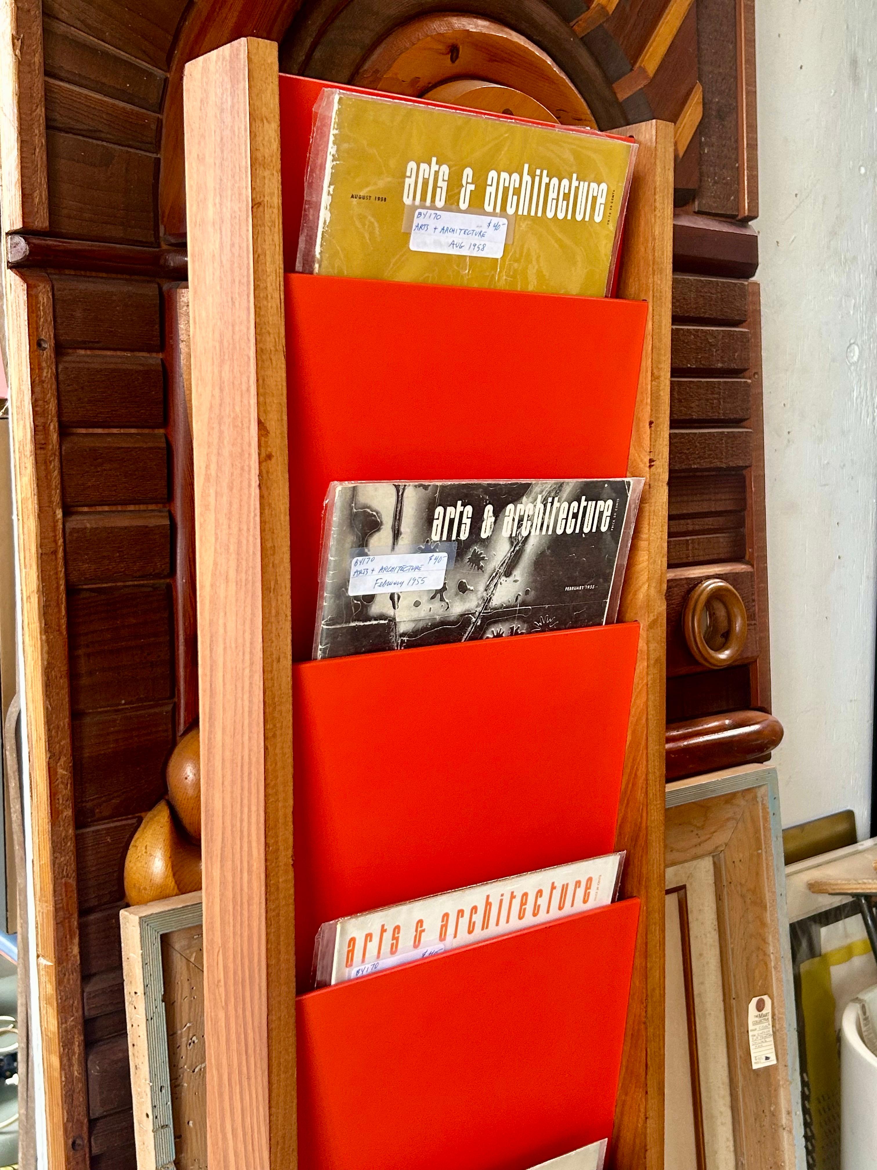 Lustiges modernistisches Design.
Begrenzte Produktion.
Tolle Farbe.
Natürlicher Nussbaum mit Masonitplatten.
Original guten Vintage-Zustand, geringe Abnutzung / Schrammen mit Patina keine Schäden oder Reparaturen.
Präsentiert auch Dekor und