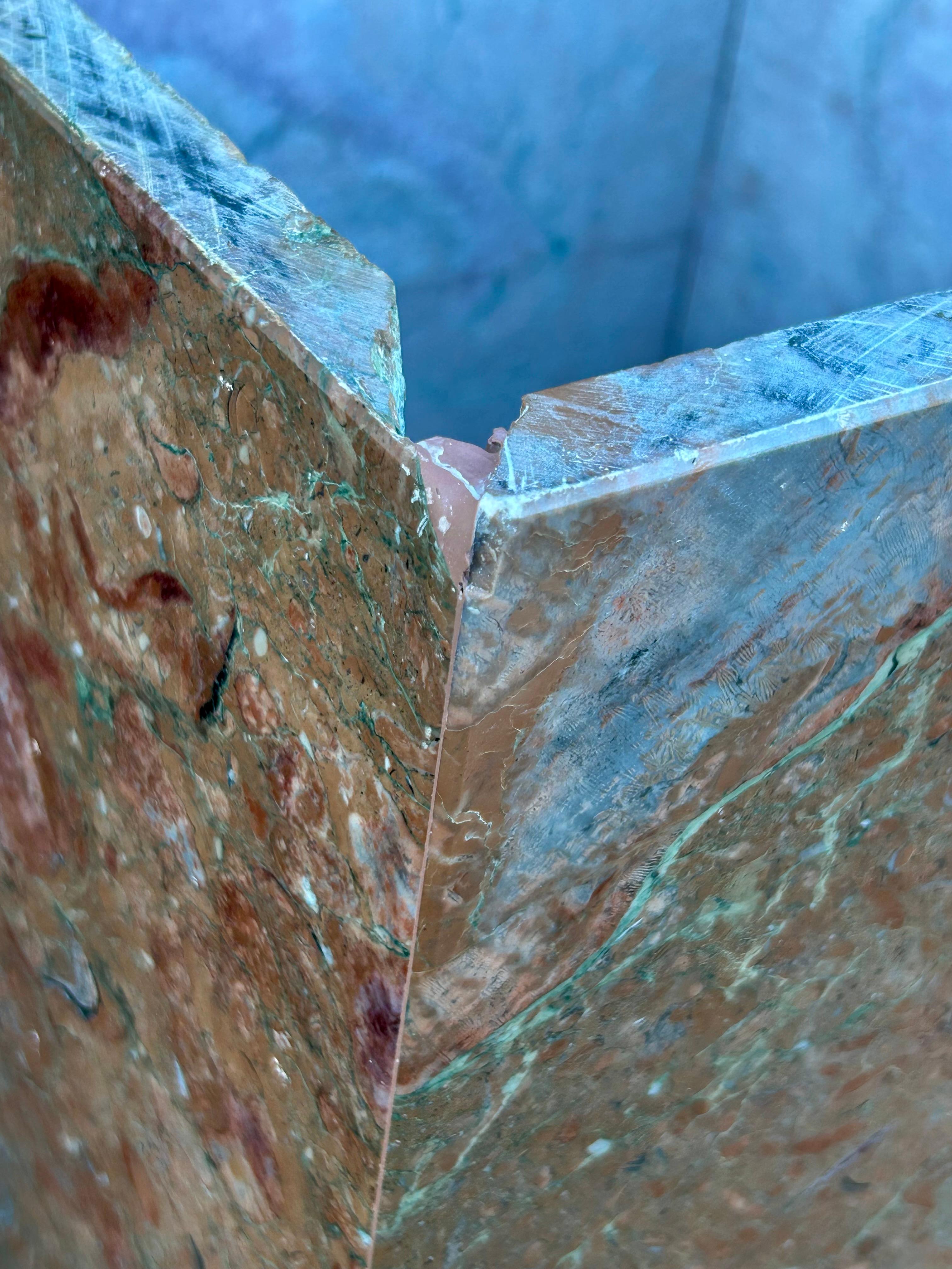 Tavoli o piedistalli architettonici in marmo Italia in vendita 9