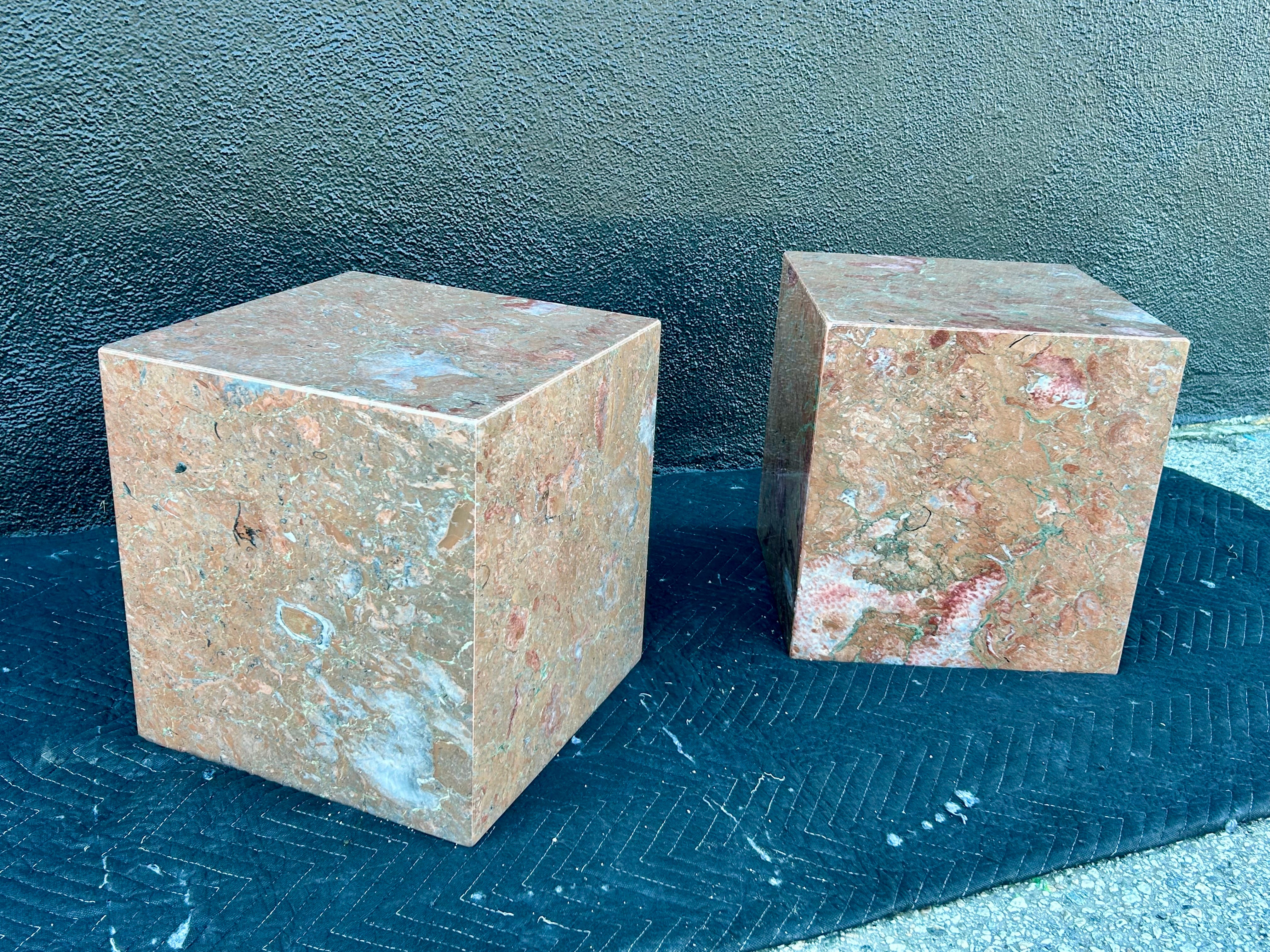 Bellissima coppia di tavolini o piedistalli.
Tonalità e grana meravigliose.
Condizioni originali d'epoca, lieve usura / patina, due o tre lievi graffi, uno ha una scheggiatura sul fondo interno con una lieve macchia d'acqua in cima. 
Solido e