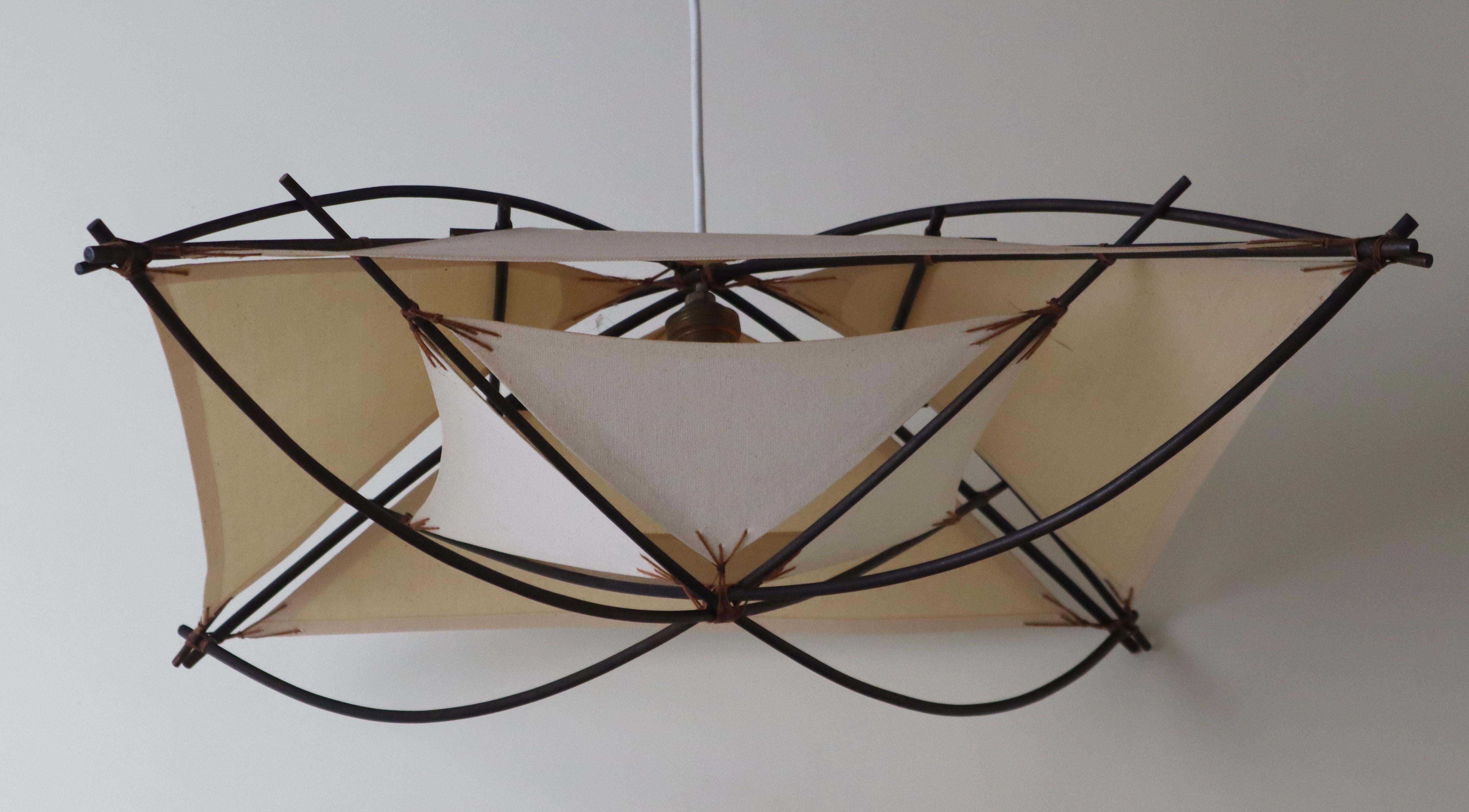 Architectural Mid-Century Modern Ceiling Light De Bambú Y Textil Suizo en venta