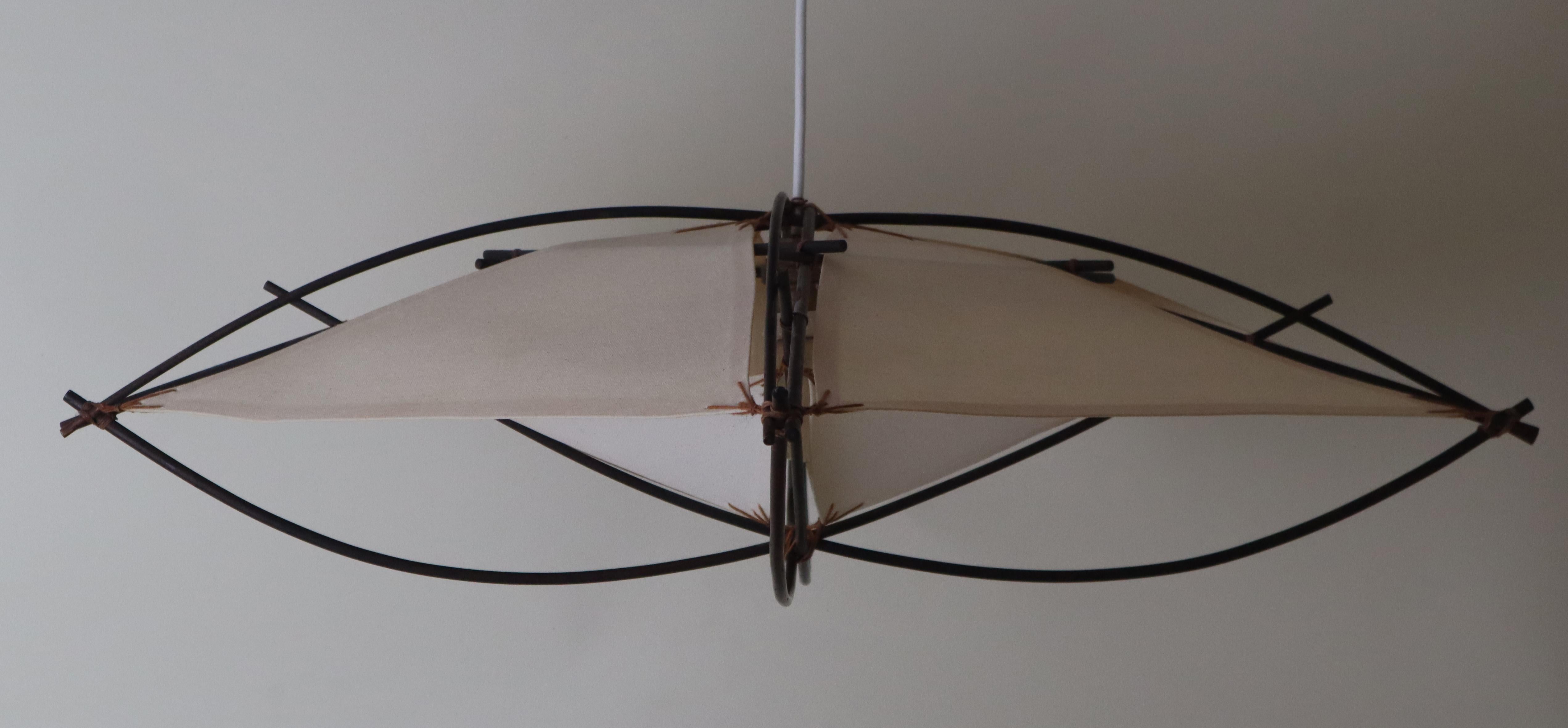 Architectural Mid-Century Modern Ceiling Light De Bambú Y Textil en venta 1