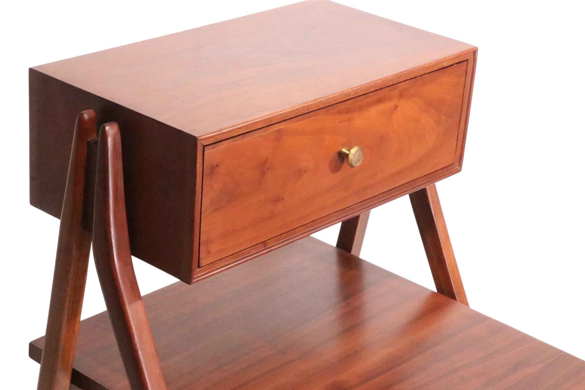 Table de nuit architecturale du milieu du siècle, designée par Kipp Stewart pour Drexel en vente 3
