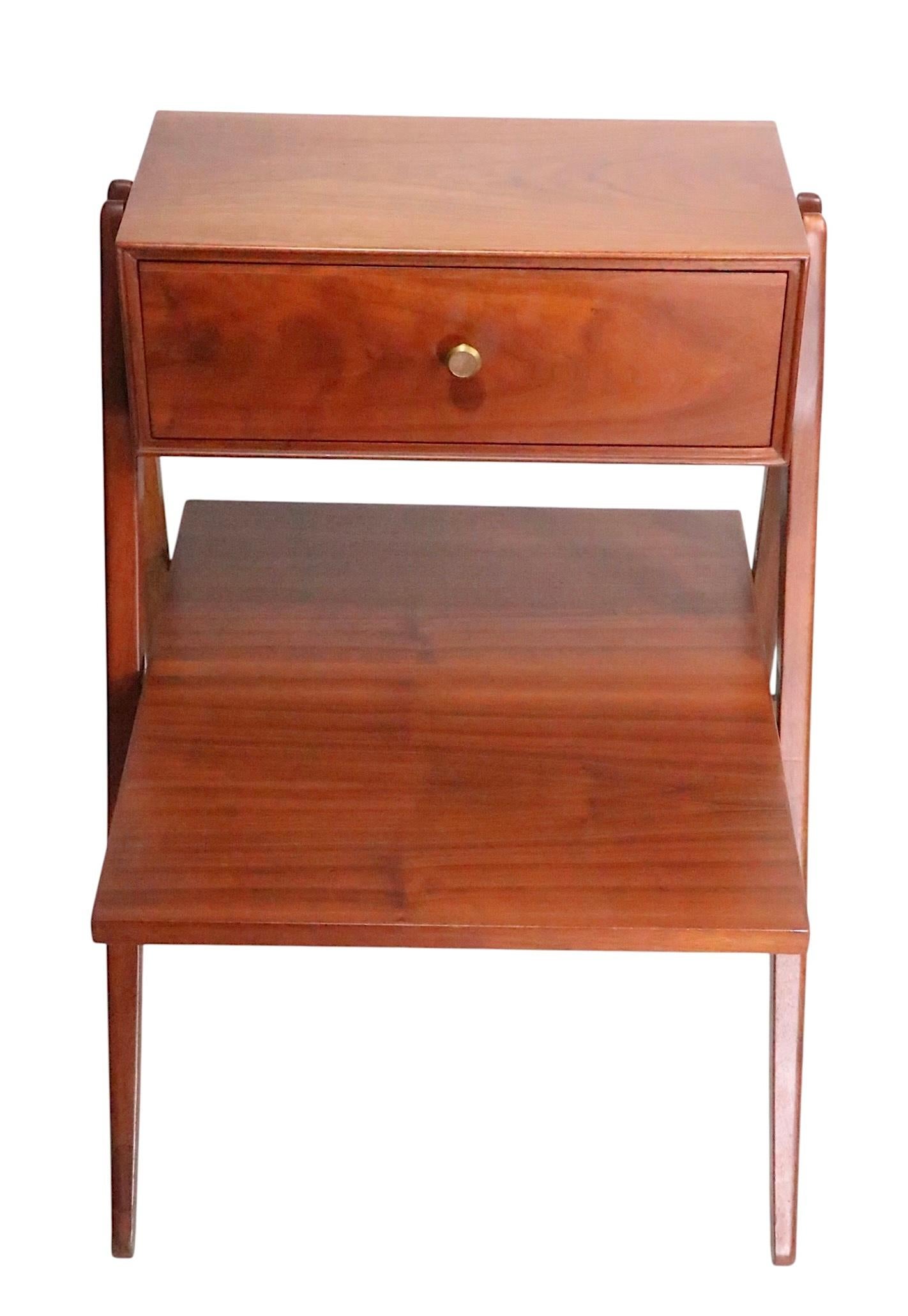 Rare table de nuit Mid Century conçue par Kipp Stewart et Stewart MacDougall pour Drexel. Cette table de nuit comporte deux niveaux, le niveau supérieur étant une boîte à un tiroir, le niveau inférieur étant une étagère allongée. Tous deux sont