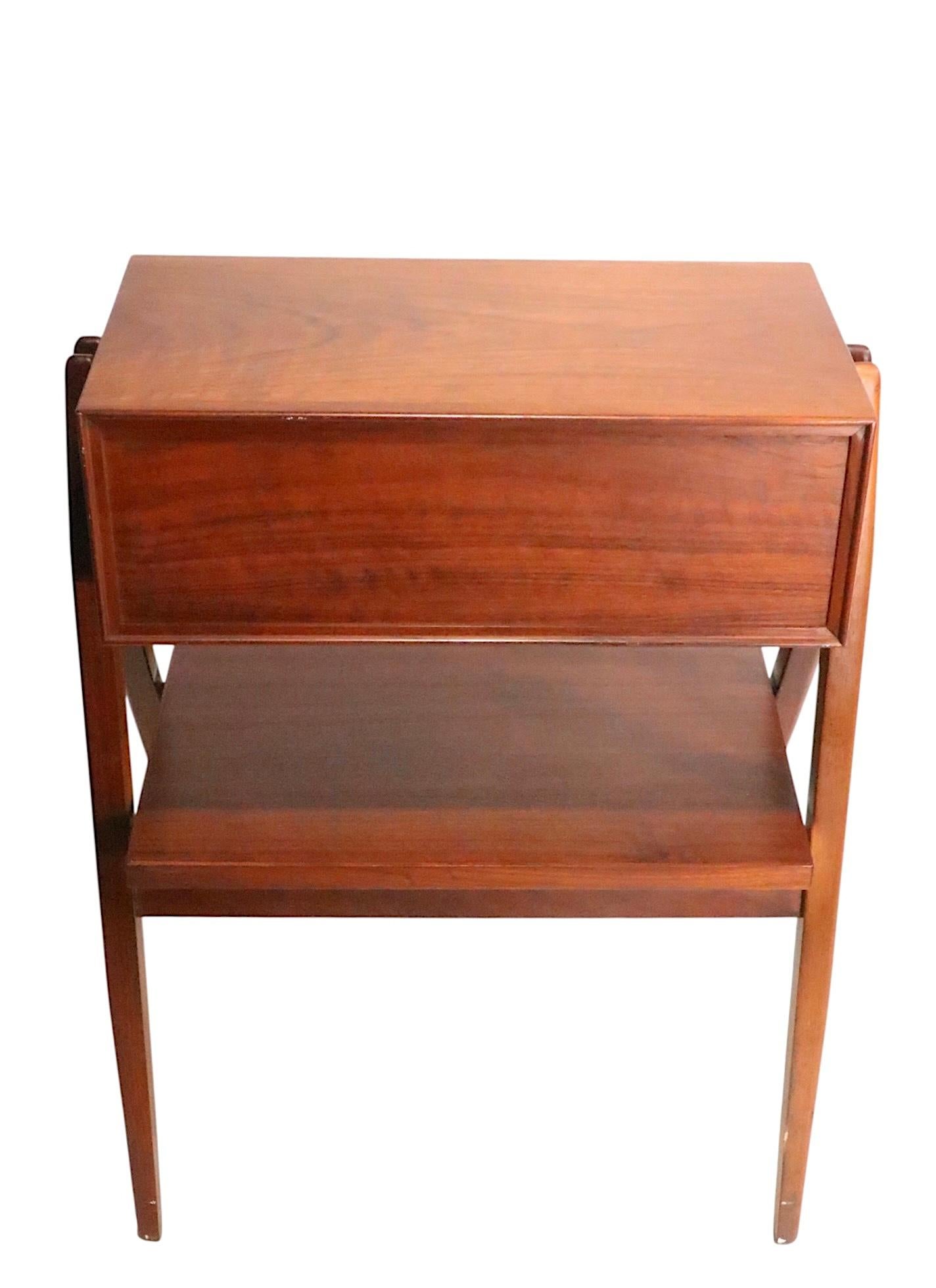 Mid-Century Modern Table de nuit architecturale du milieu du siècle, designée par Kipp Stewart pour Drexel en vente