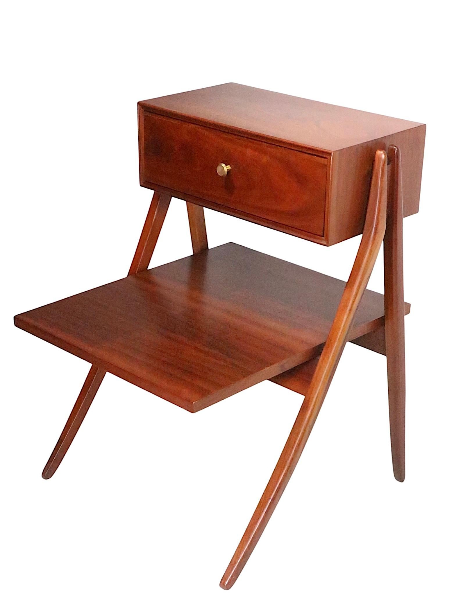 20ième siècle Table de nuit architecturale du milieu du siècle, designée par Kipp Stewart pour Drexel en vente