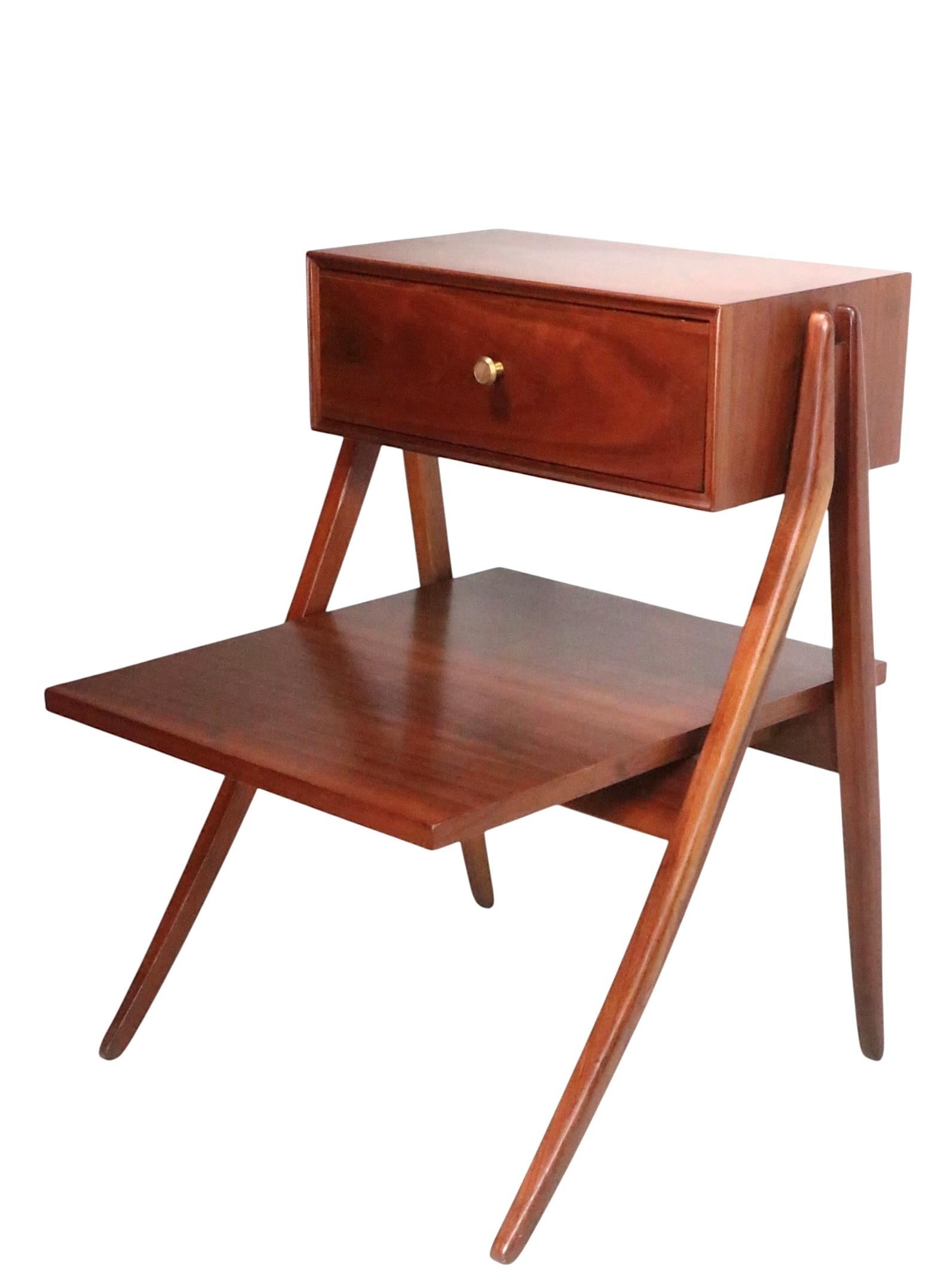 Table de nuit architecturale du milieu du siècle, designée par Kipp Stewart pour Drexel en vente 1