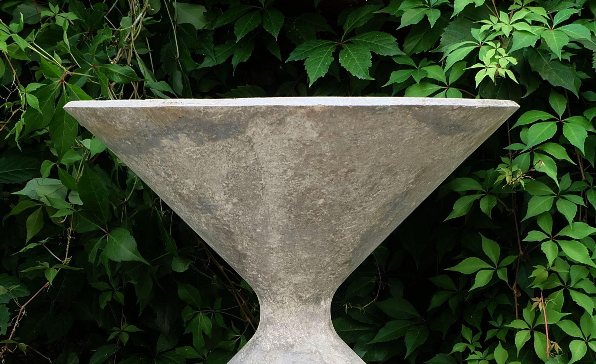 1950's planter designed by Swiss architects Willy Guhl and Anton Bee in 1951. It is the lower version of the so called 