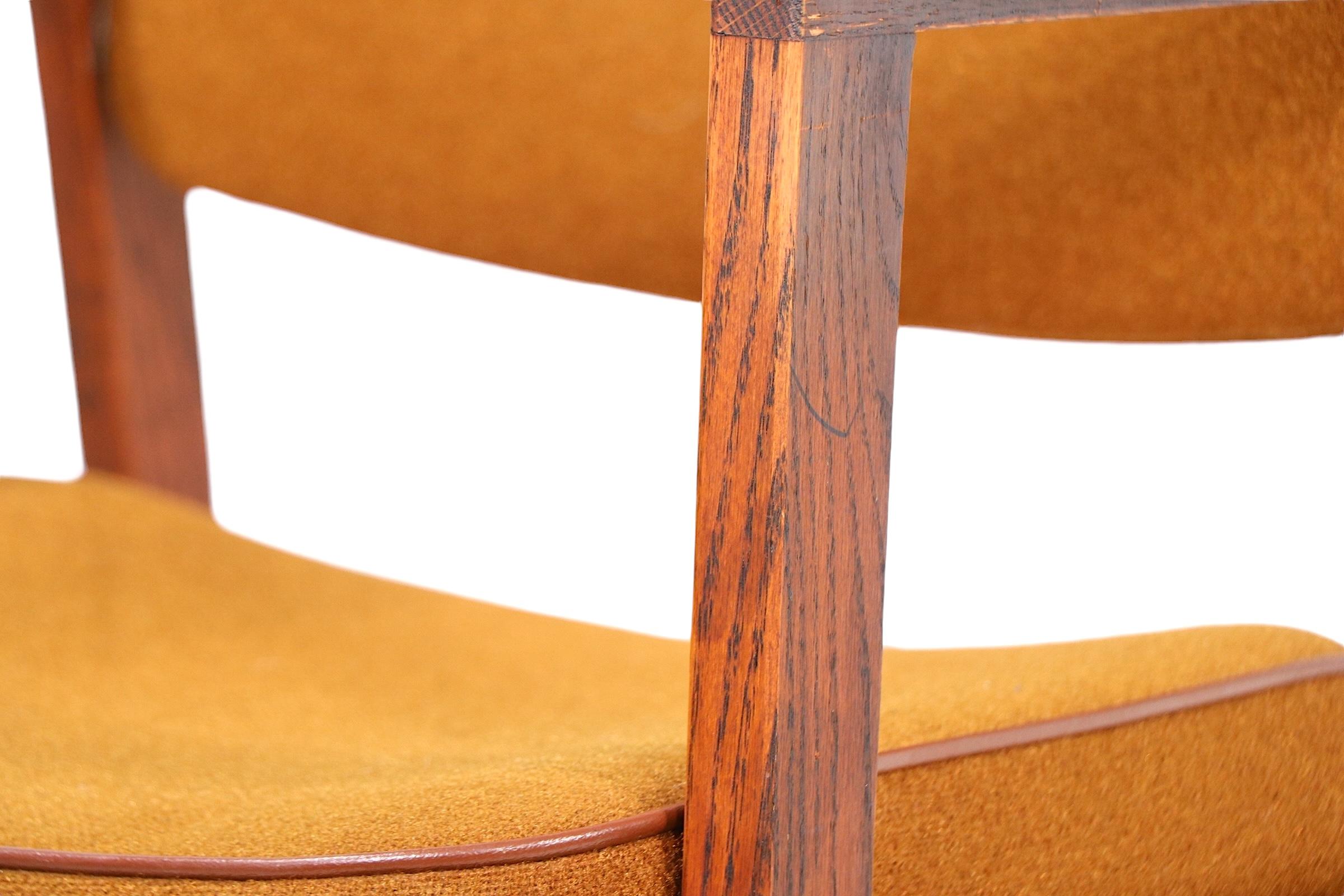 Classic Mid Century arm chair having an exposed architectural frame constructed  of oak with brown/orange tweed upholstered back and seat cushions, with brown vinyl piping. Made by the Superior Chaircraft Company - dated 1986.
 This example is in