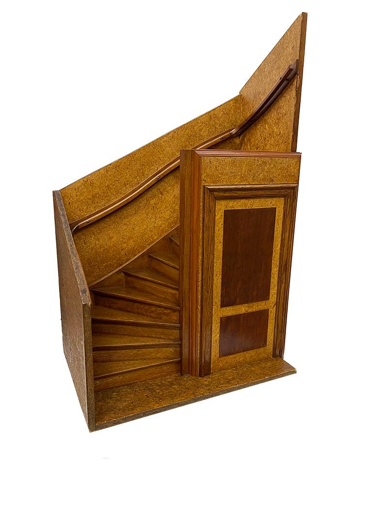 Modèle d'escalier architectural miniature, chef d'oeuvre

Un modèle d'escalier miniature, en partie en chêne avec du bois pressé, que l'on qualifie également de chef-d'œuvre de l'école artisanale du début du 20e siècle. L'escalier et une partie de