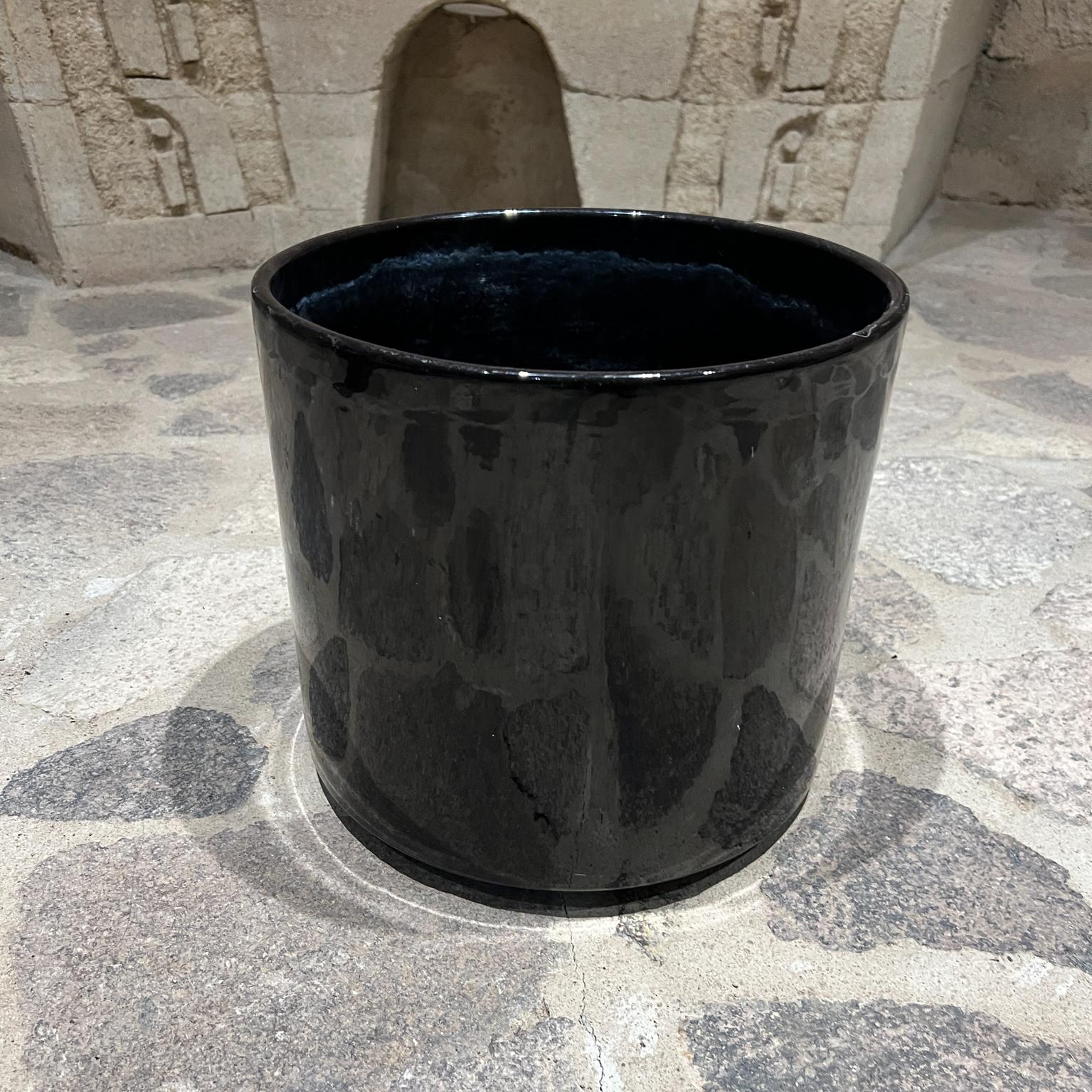 AMBIANIC presenta
Fioriera Architectural Pottery nera
stile di Gainey La Verne CA
11,75 h. x 12,75 diam.
Condizioni originali d'epoca
Fai riferimento alle immagini fornite