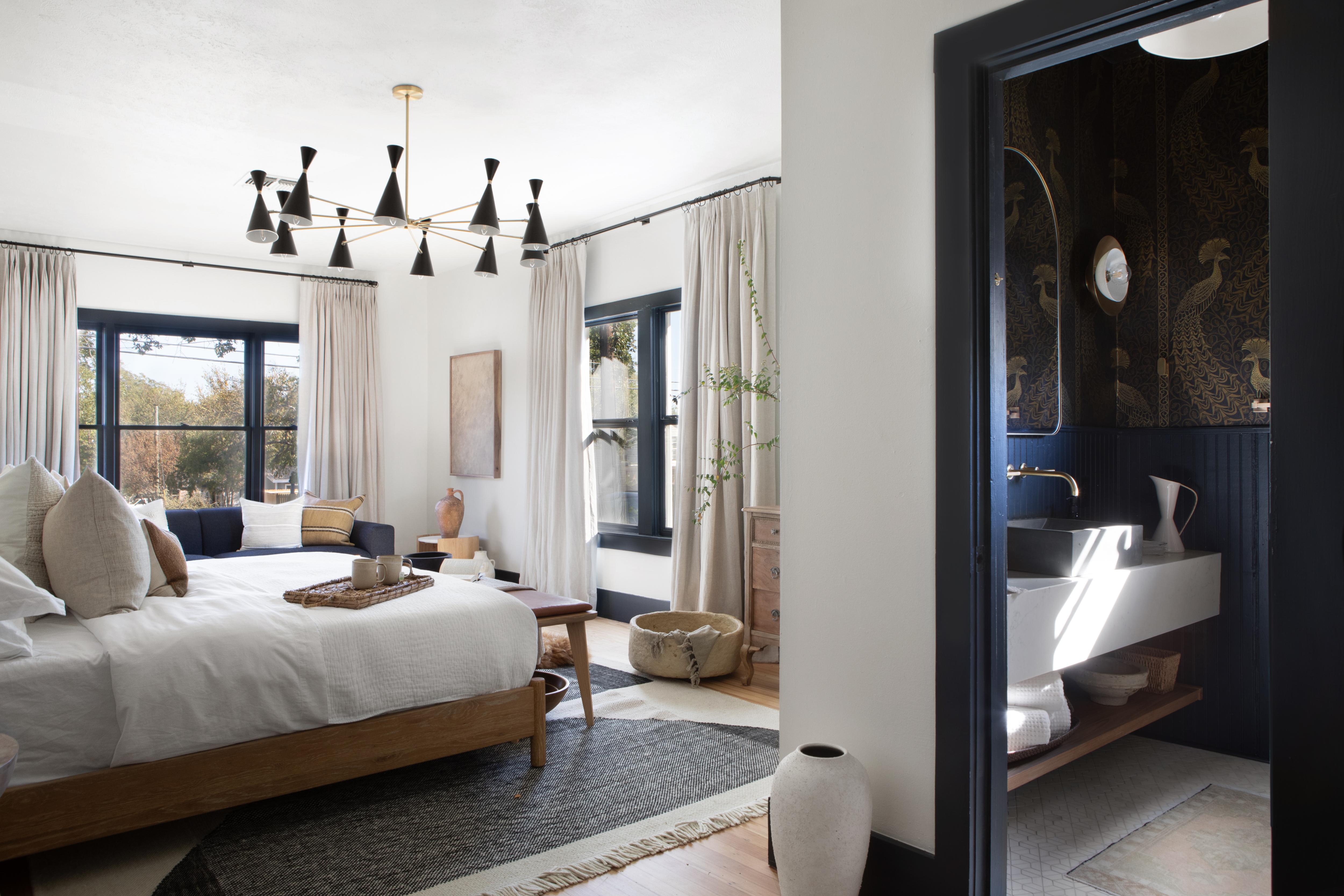 Il lampadario che ha lanciato Blueprint Lighting! Il Monolith è un pezzo imponente con elementi di design che riprendono lo stile del modernismo italiano e francese, un design che si adatta bene sia agli interni moderni che a quelli tradizionali.