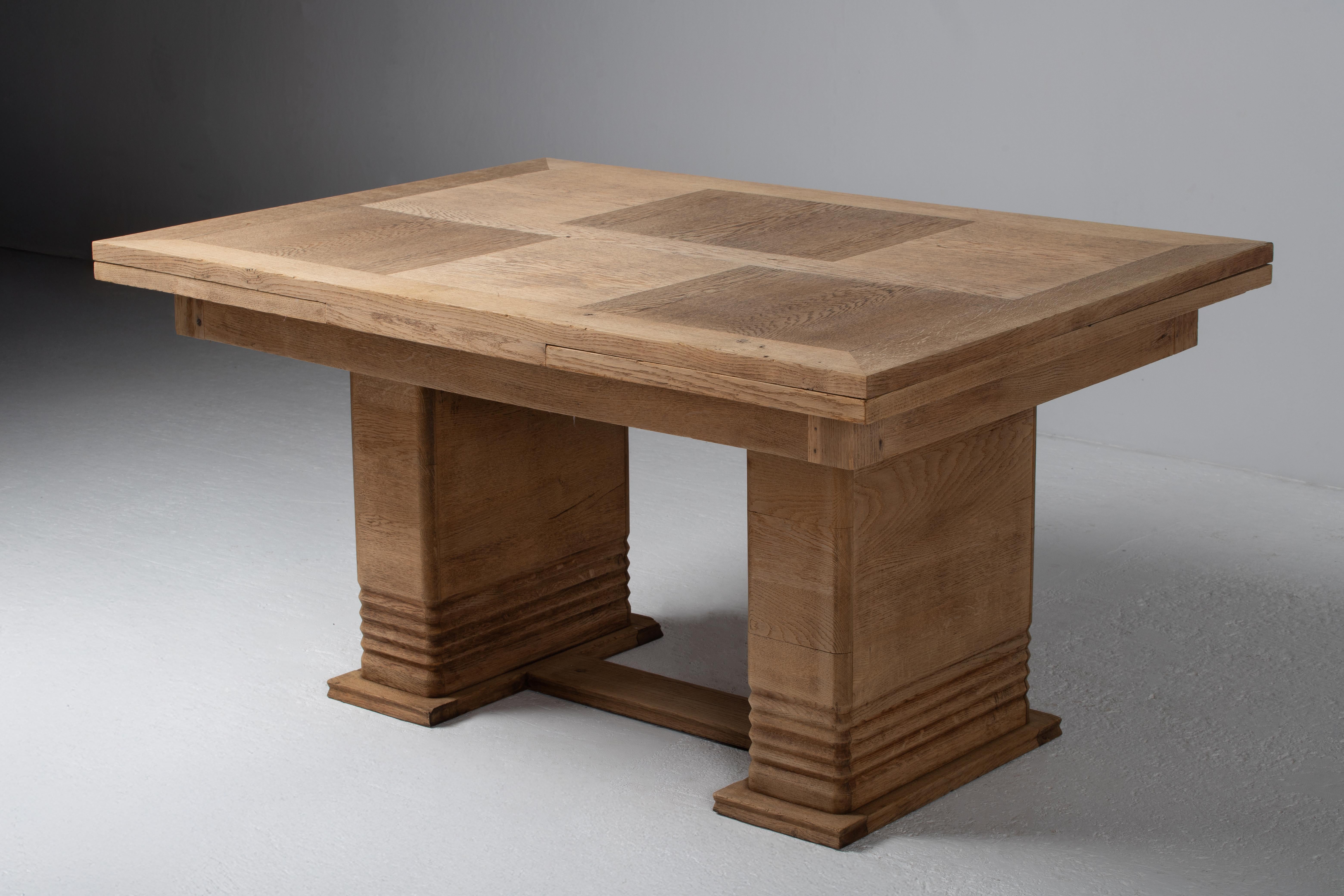 Mesa de comedor arquitectónica de roble con tablero de parqué, Francia, años 50
Forma destilada a masa y ritmo: una pieza de coleccionista de sobriedad escultórica.

Esta imponente mesa de comedor de roble francés, fabricada en la década de 1950,