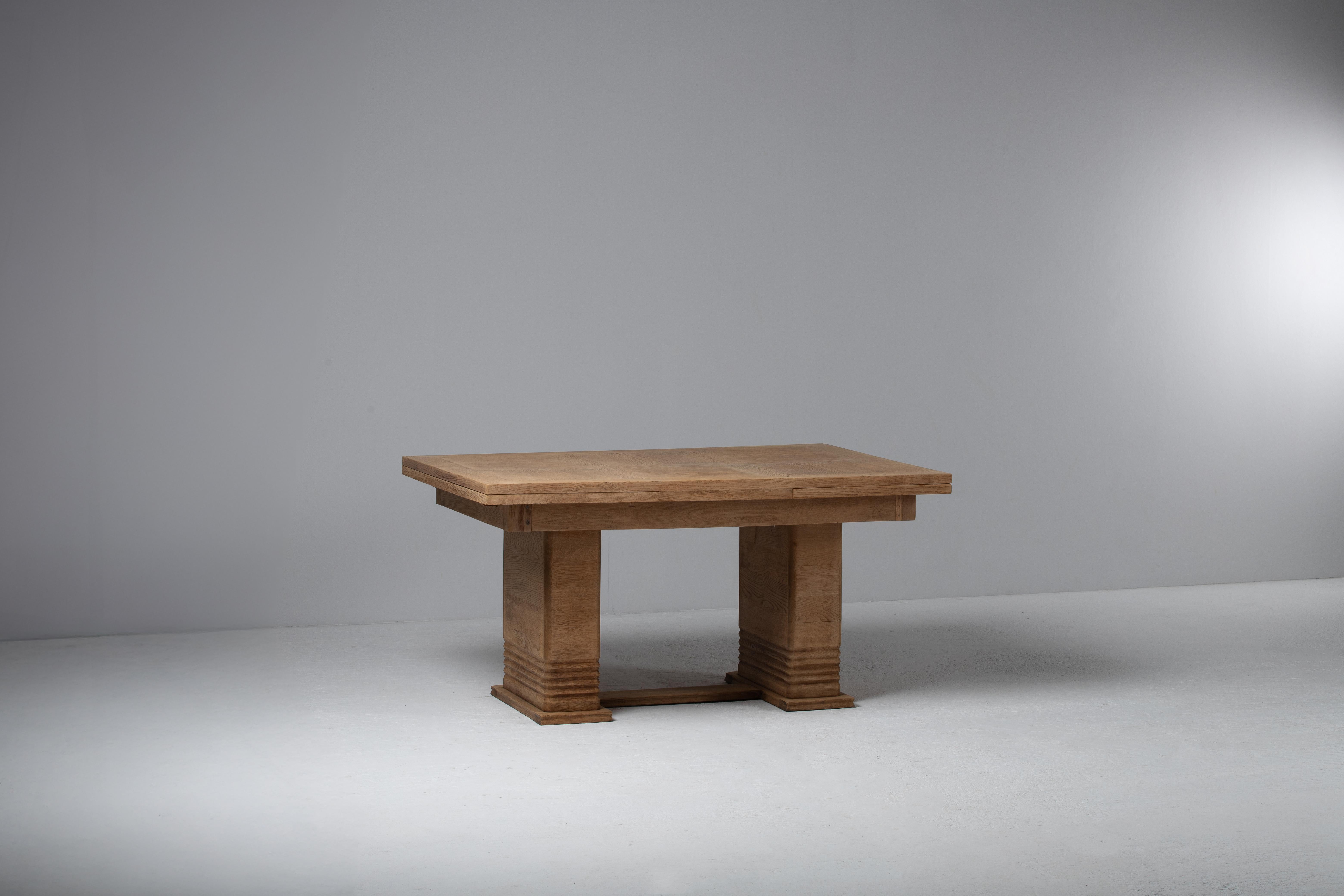 Mesa de comedor arquitectónica de roble con tablero de parqué, Francia, años 50 en venta 1