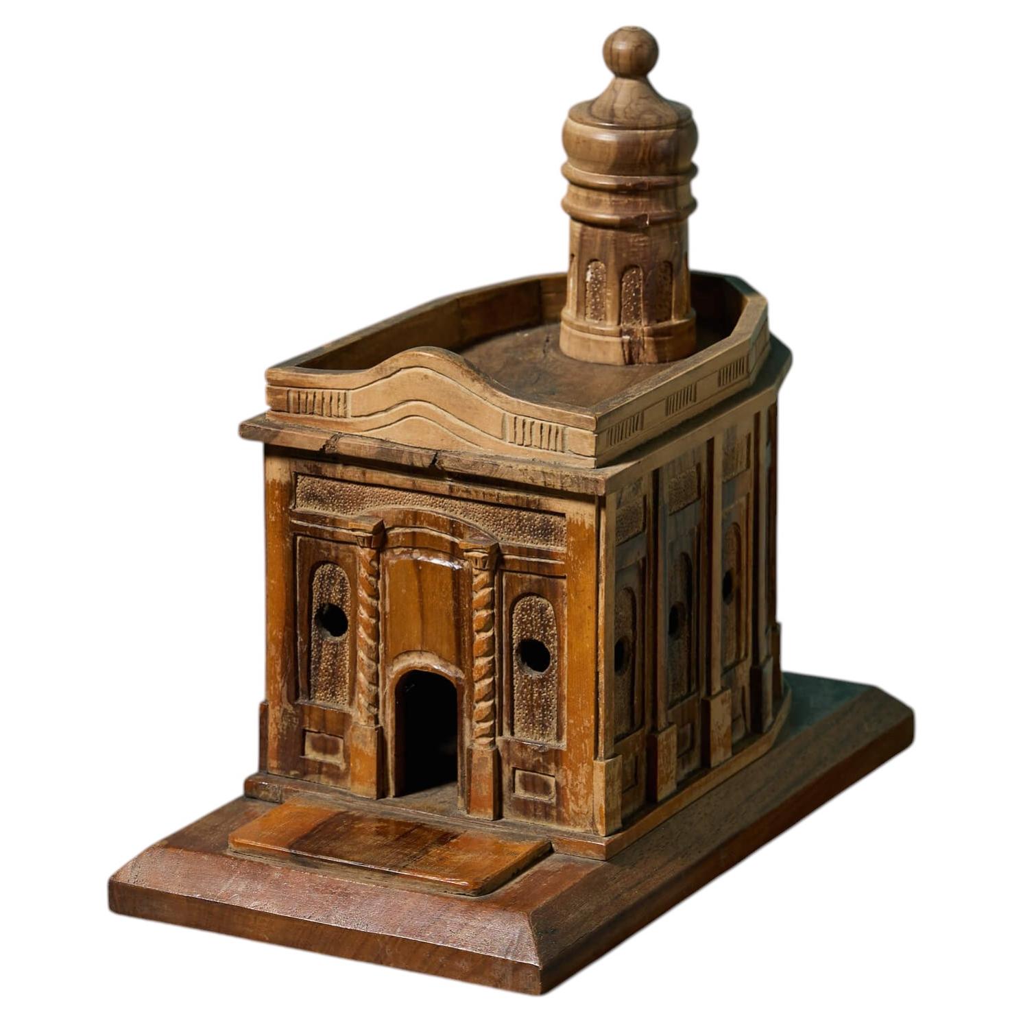 Architektonisches Modell einer italienischen Kirche oder eines Tempels aus Olivenholz im Angebot