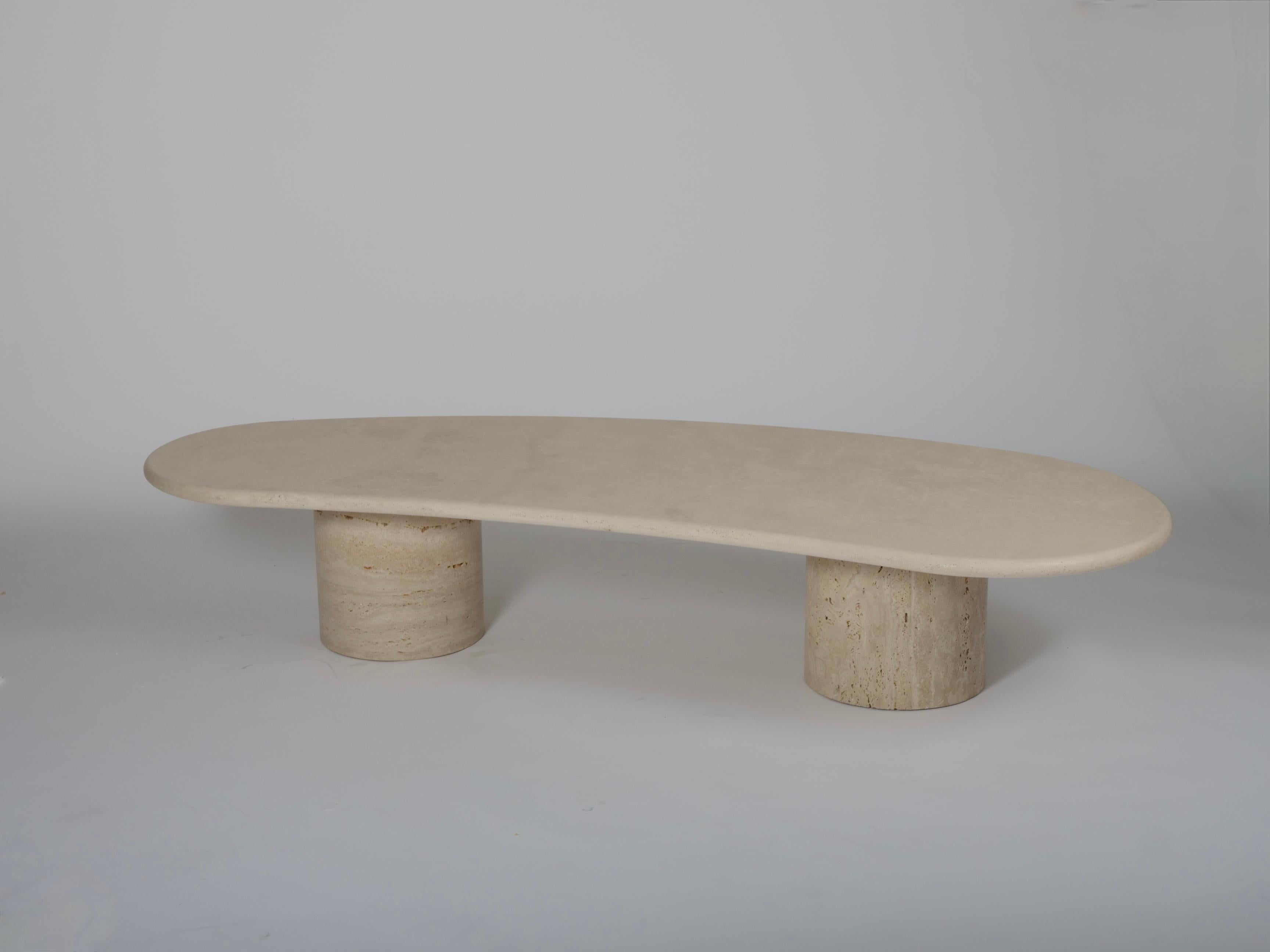 Table basse contemporaine en travertin. Lisser les lignes organiques. 

Par Roccotelli Milano.

