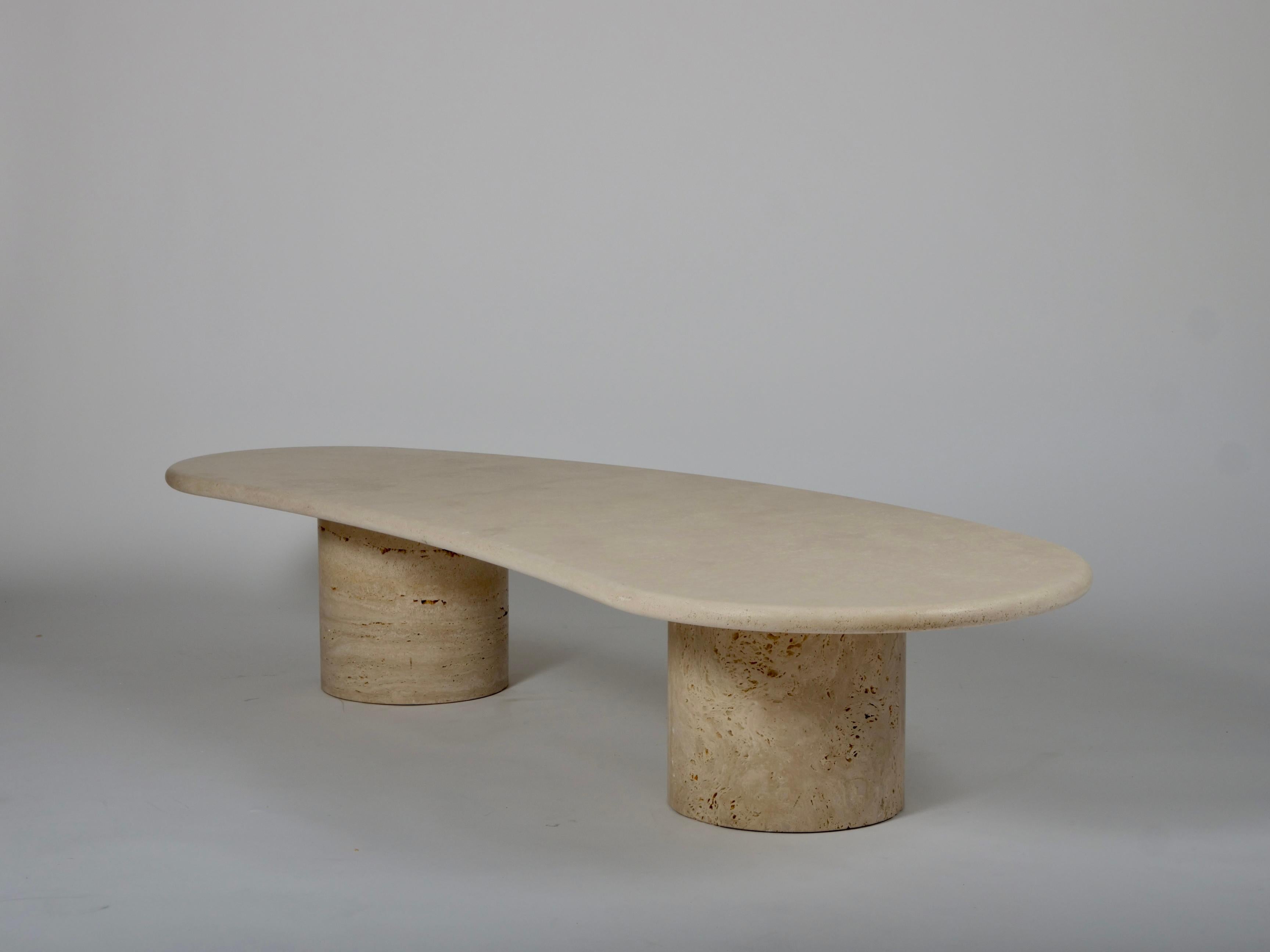 Organique Table basse en travertin de forme organique architecturale en vente