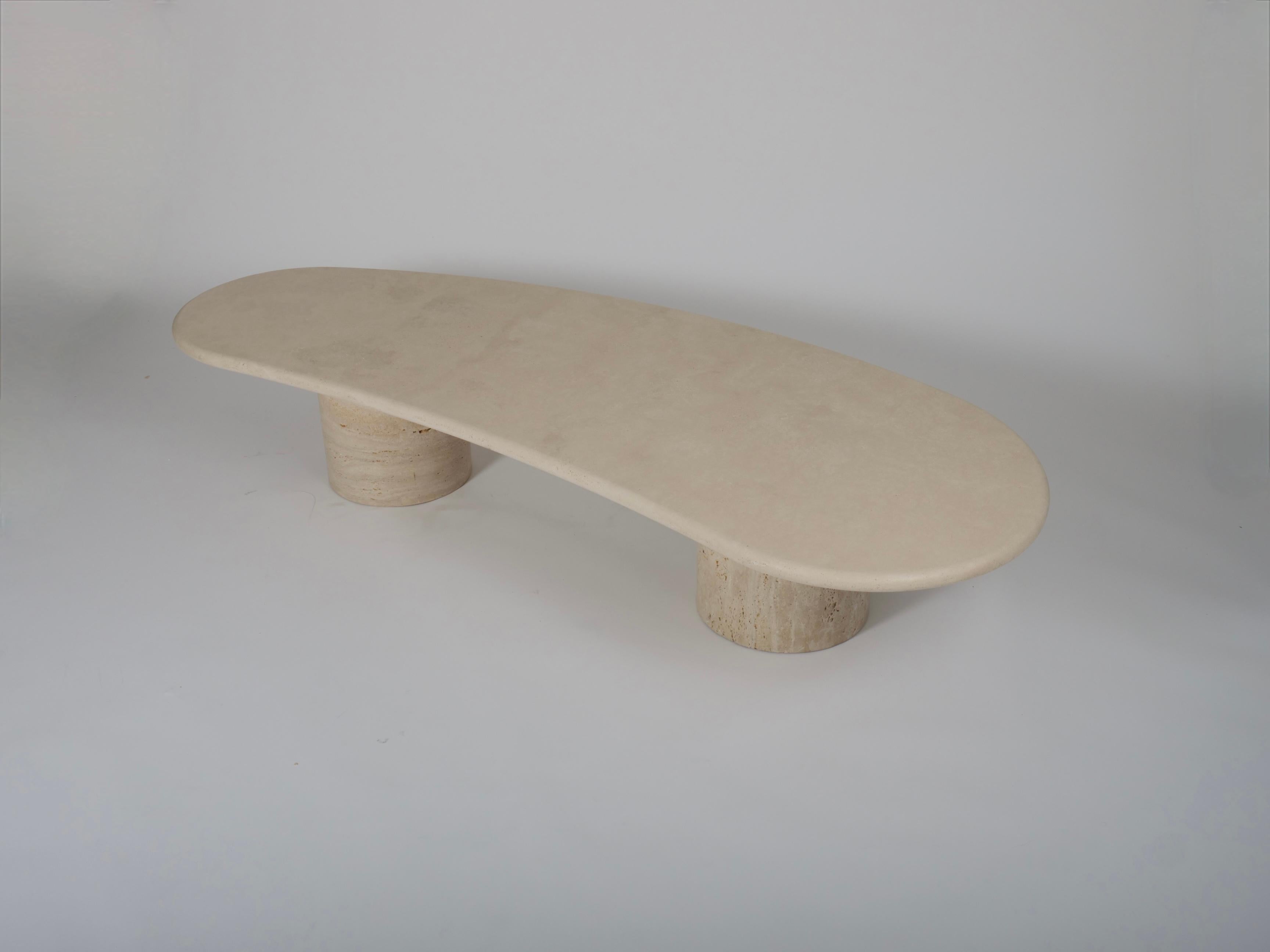 italien Table basse en travertin de forme organique architecturale en vente