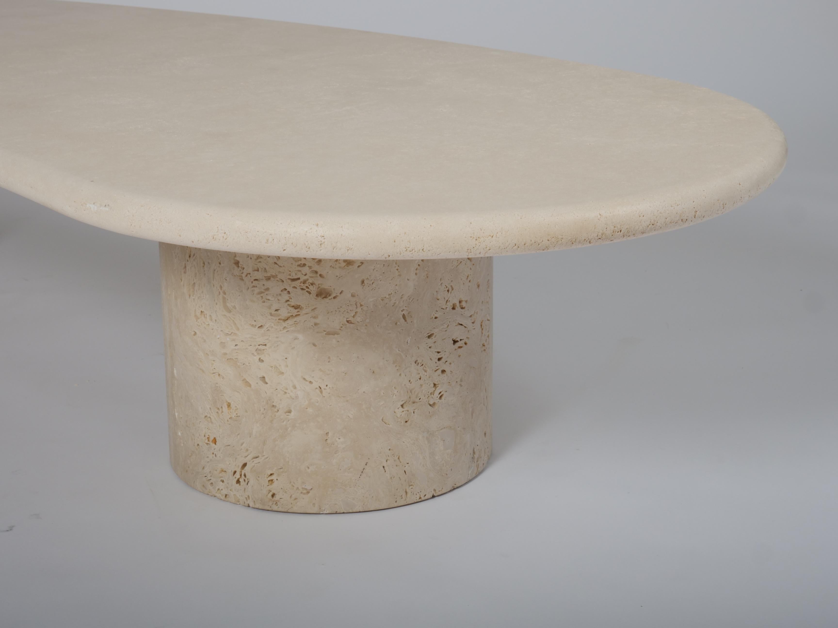 XXIe siècle et contemporain Table basse en travertin de forme organique architecturale en vente