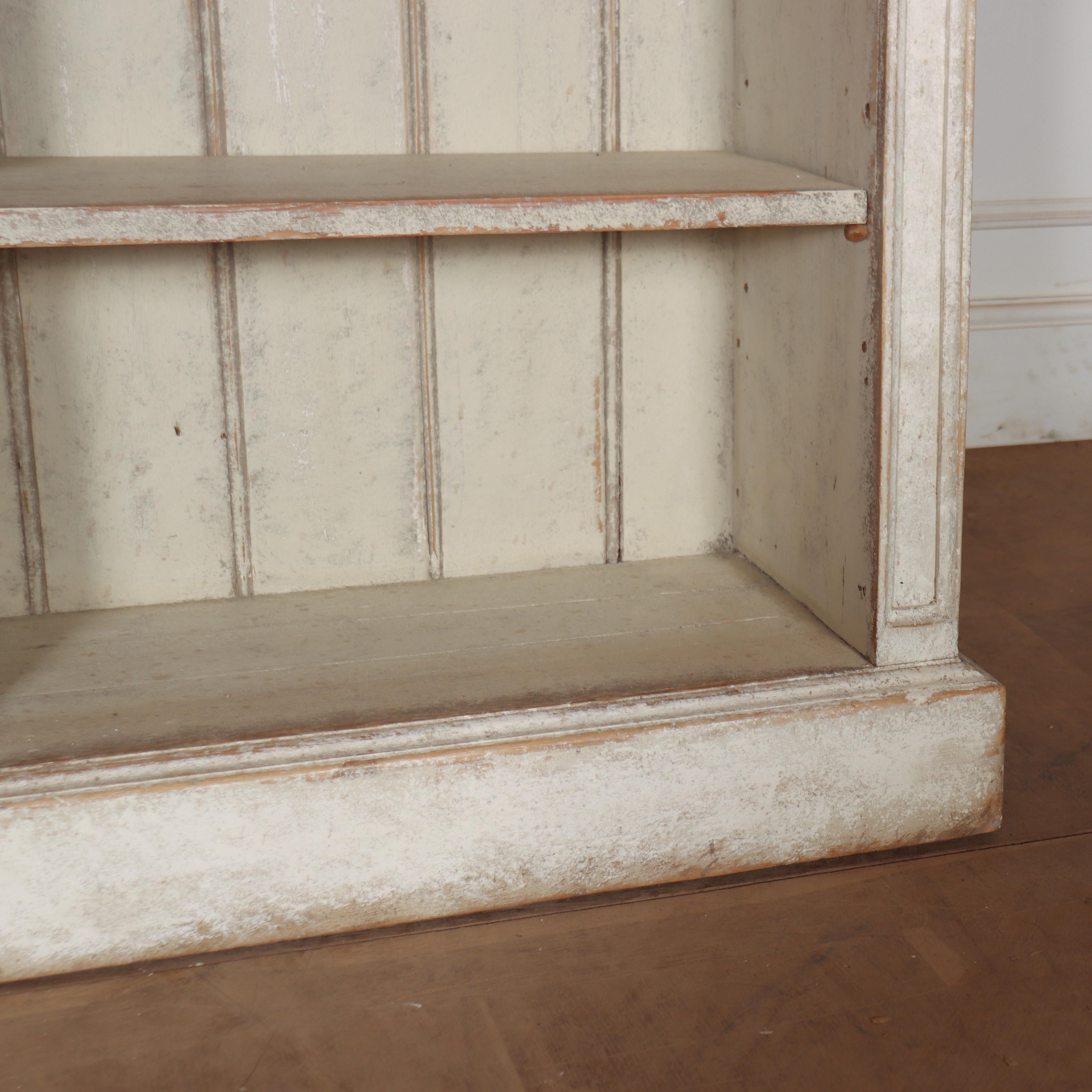 Architektonisches, bemaltes, offenes Bücherregal (Gemalt) im Angebot