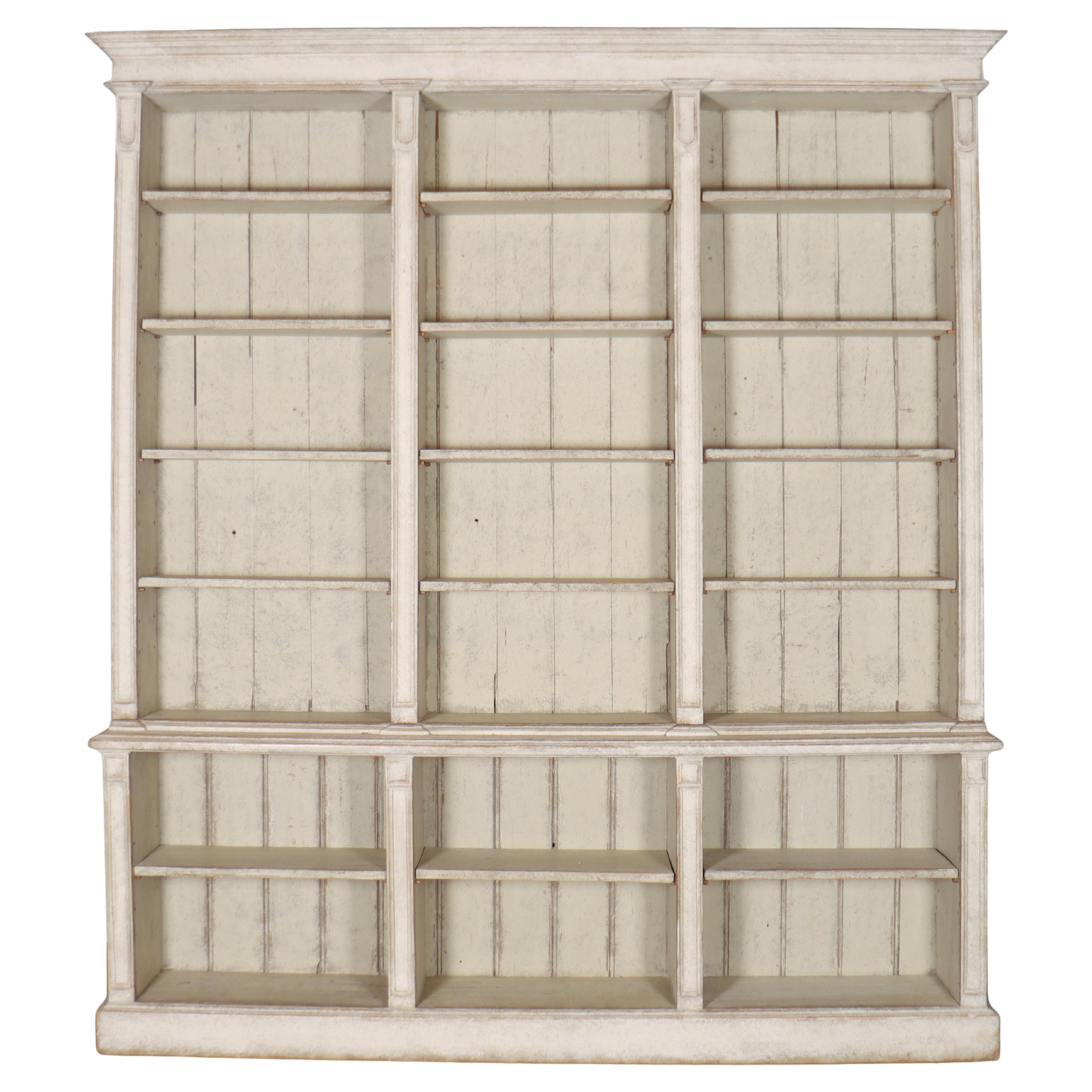 Architektonisches, bemaltes, offenes Bücherregal im Angebot