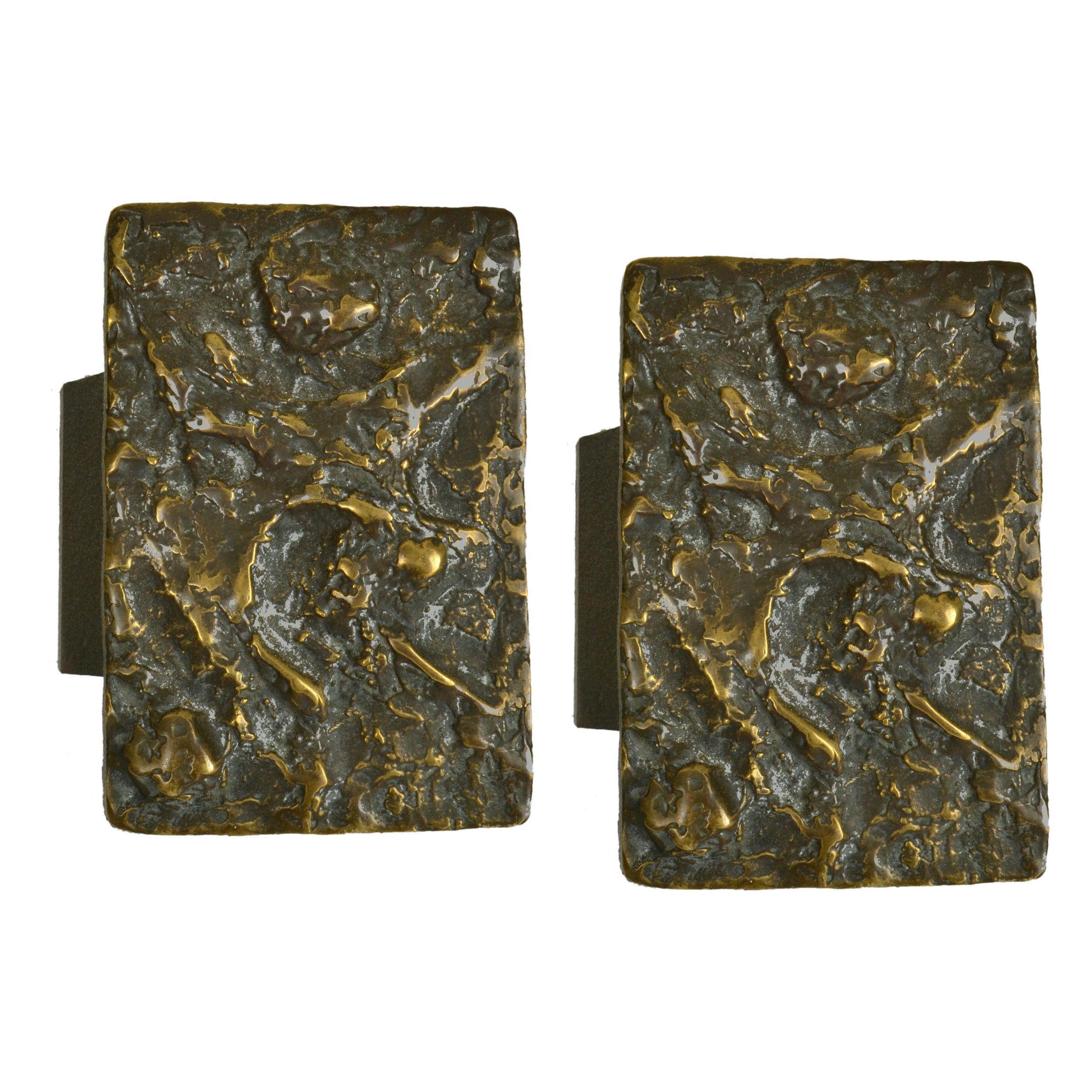Juego de dos manillas rectangulares de bronce con relieve abstracto Brutalista y texturas irregulares, años 70 europeos. Su relieve con pátina original es expresivo y dará verdadera personalidad a una casa.
Estas manillas idénticas pueden aplicarse