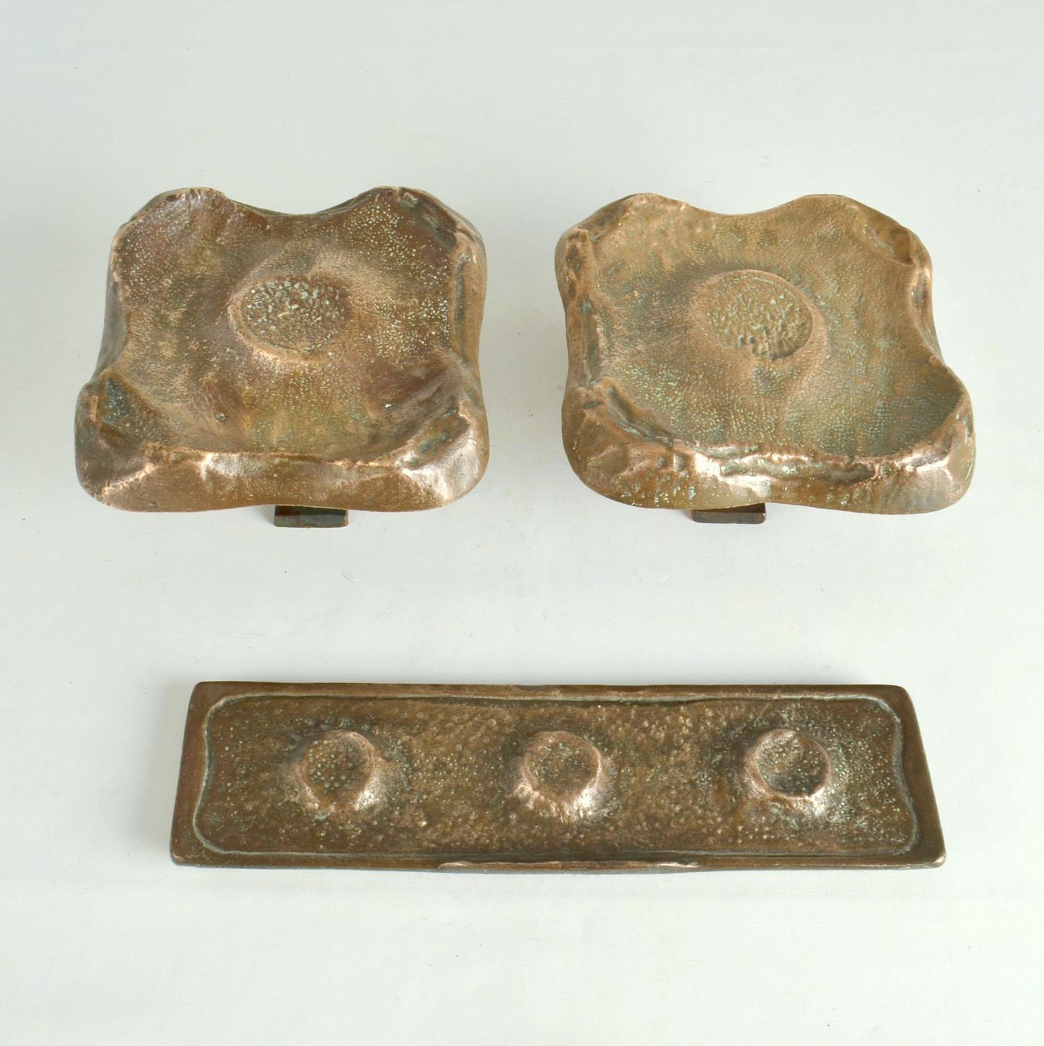 Ein quadratisches Paar Türdrücker aus Bronze mit abgerundeten Kanten und ein passender Briefkasten haben ein expressionistisches Relief aus Mohnblumen. Sie sind für Doppeltüren oder eine einzelne Tür auf beiden Seiten konzipiert. Sie sind Kunstwerke