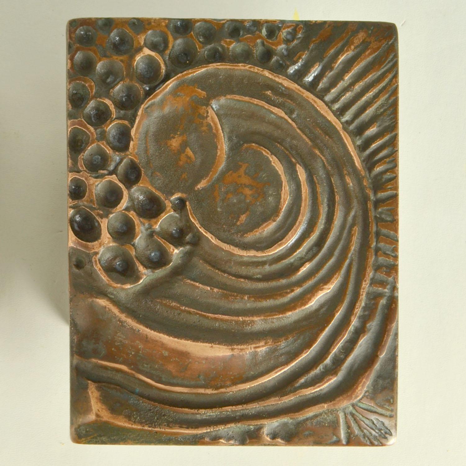 Rechteckiges Drückerpaar aus Bronze mit organisch expressionistischem Relief für Doppeltüren oder eine einzelne Tür auf beiden Seiten. Sie sind Kunstwerke für Ihre Türen.
Diese Türgriffe wurden in den 1970er Jahren für Haustüren entworfen. Sie sind