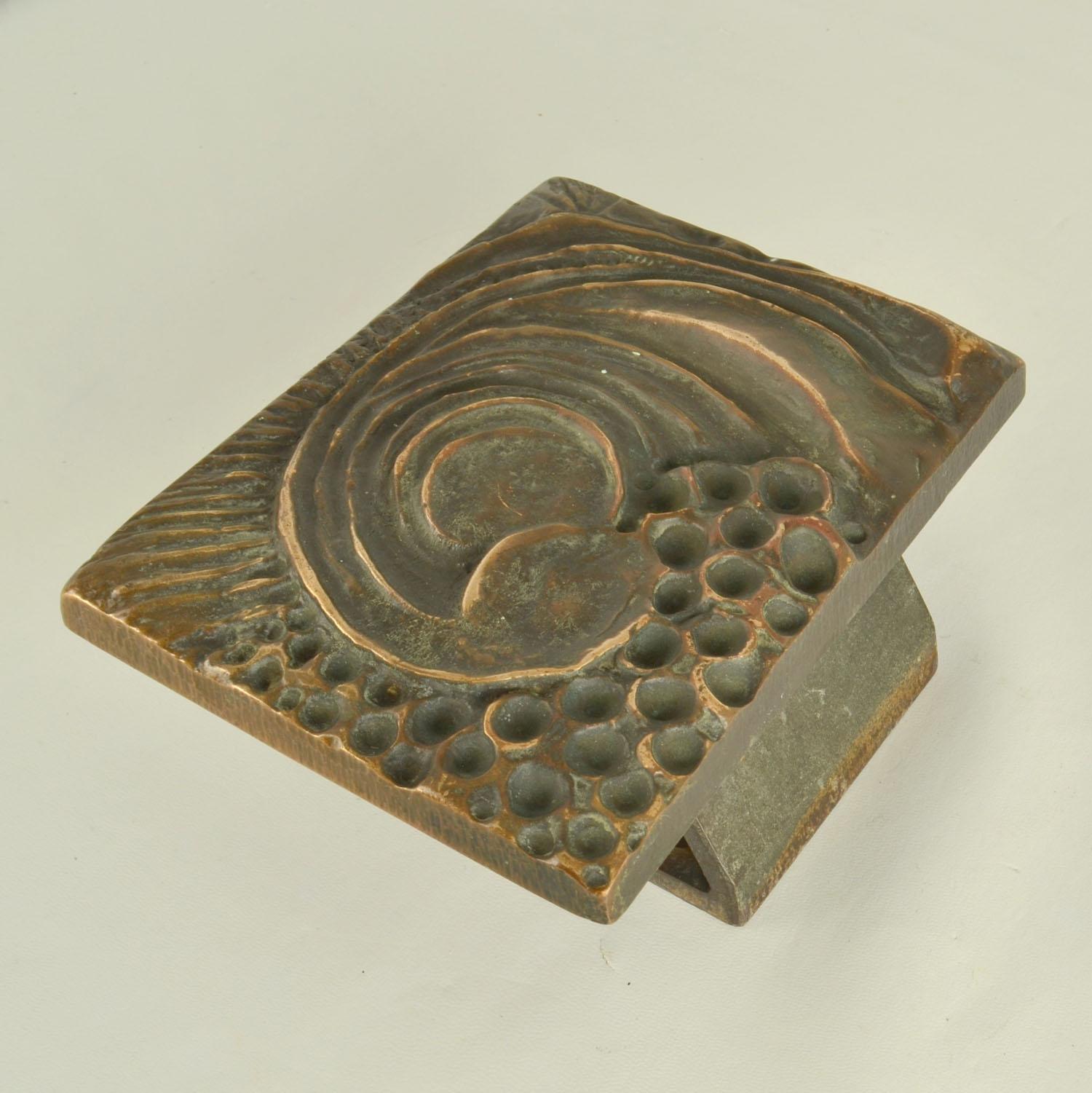 Ein Paar quadratische Bronze-Türgriffe zum Drücken und Ziehen mit organischem Relief (Brutalismus) im Angebot