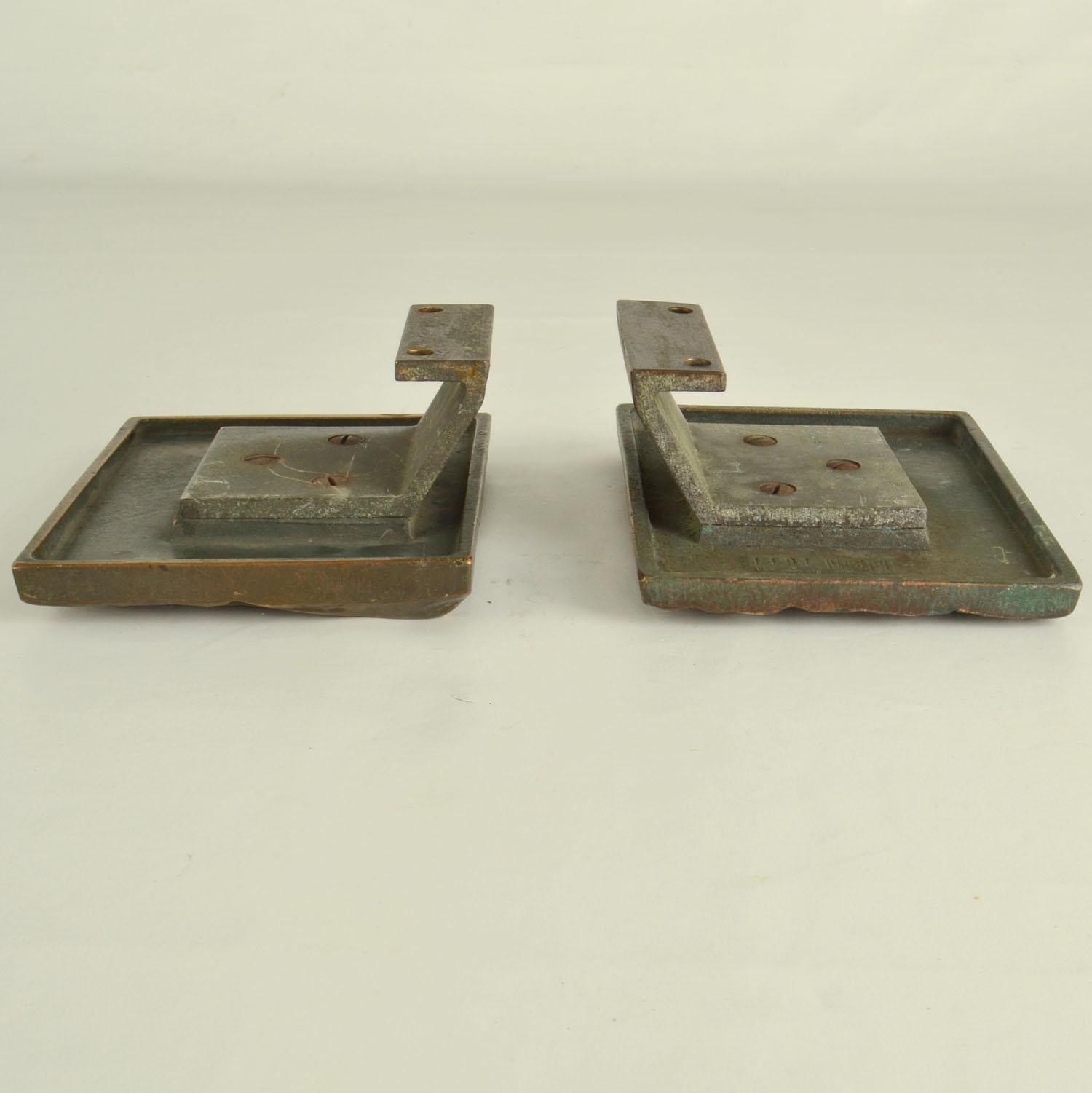 Ein Paar quadratische Bronze-Türgriffe zum Drücken und Ziehen mit organischem Relief (Ende des 20. Jahrhunderts) im Angebot