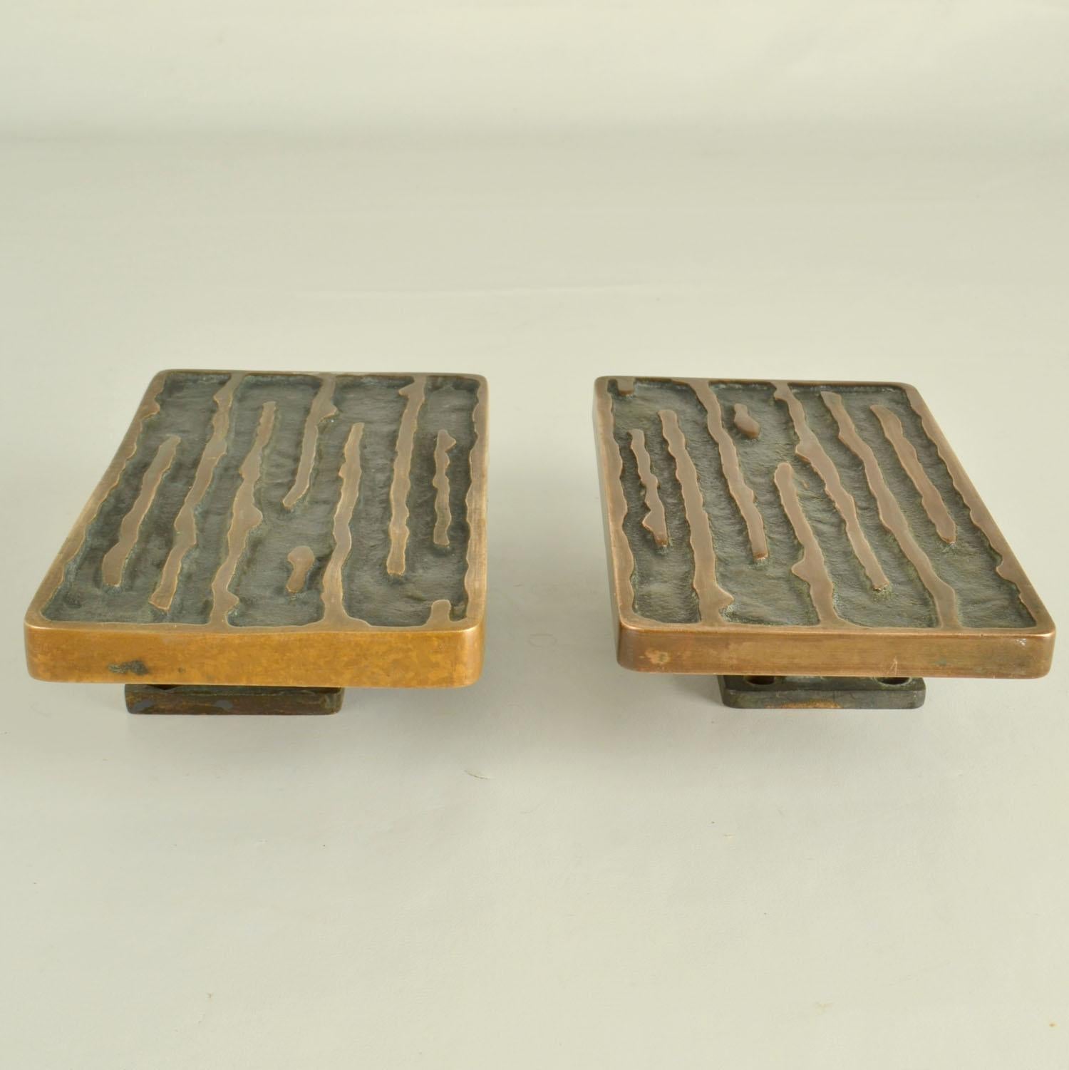 Rechteckiges Paar Türgriffe aus Bronze mit starkem Relief aus veritalen organischen Wellen  sind für Doppeltüren oder eine einzelne Tür auf beiden Seiten. Sie sind Kunstwerke für Ihre Türen.
Diese Türgriffe wurden in den 1970er Jahren für Haustüren