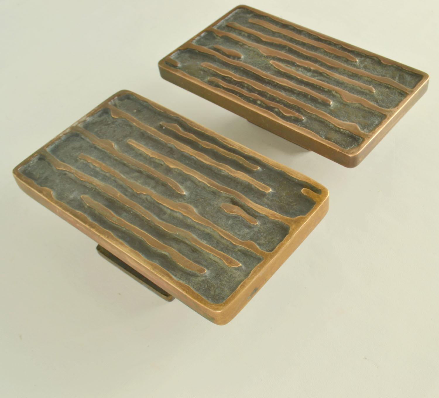 Architektonisches Paar quadratischer Bronze-Türgriffe zum Drücken und Ziehen mit Wellenrelief (Brutalismus) im Angebot