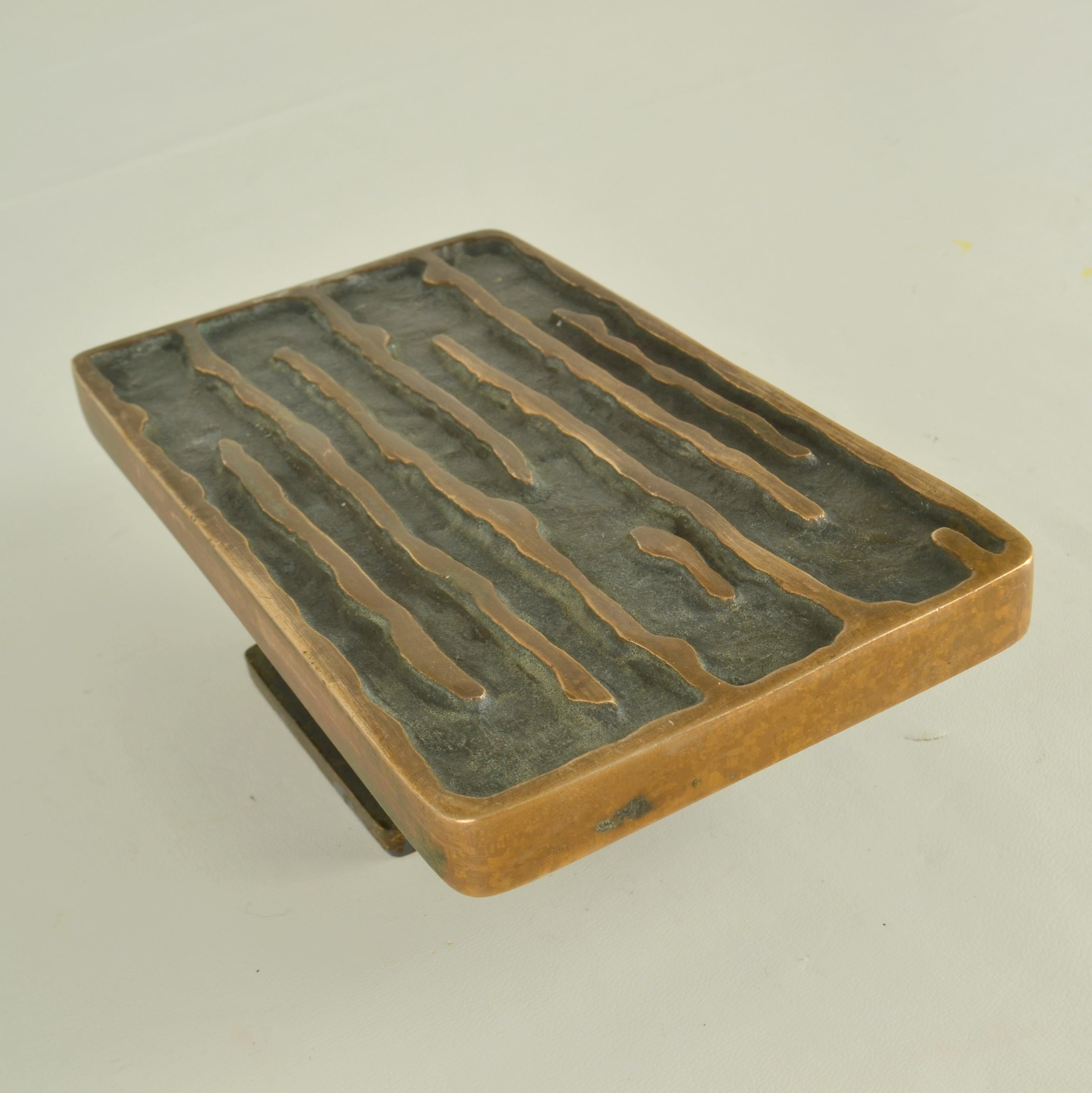 Architektonisches Paar quadratischer Bronze-Türgriffe zum Drücken und Ziehen mit Wellenrelief (Gegossen) im Angebot