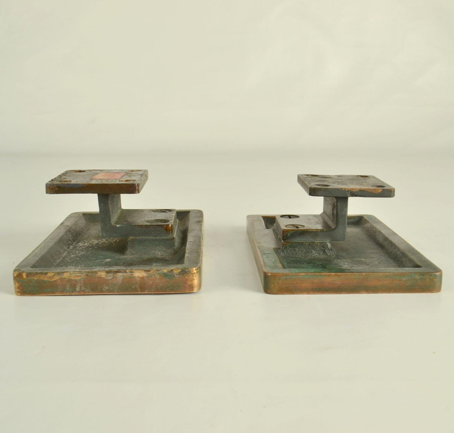 Architektonisches Paar quadratischer Bronze-Türgriffe zum Drücken und Ziehen mit Wellenrelief (Ende des 20. Jahrhunderts) im Angebot
